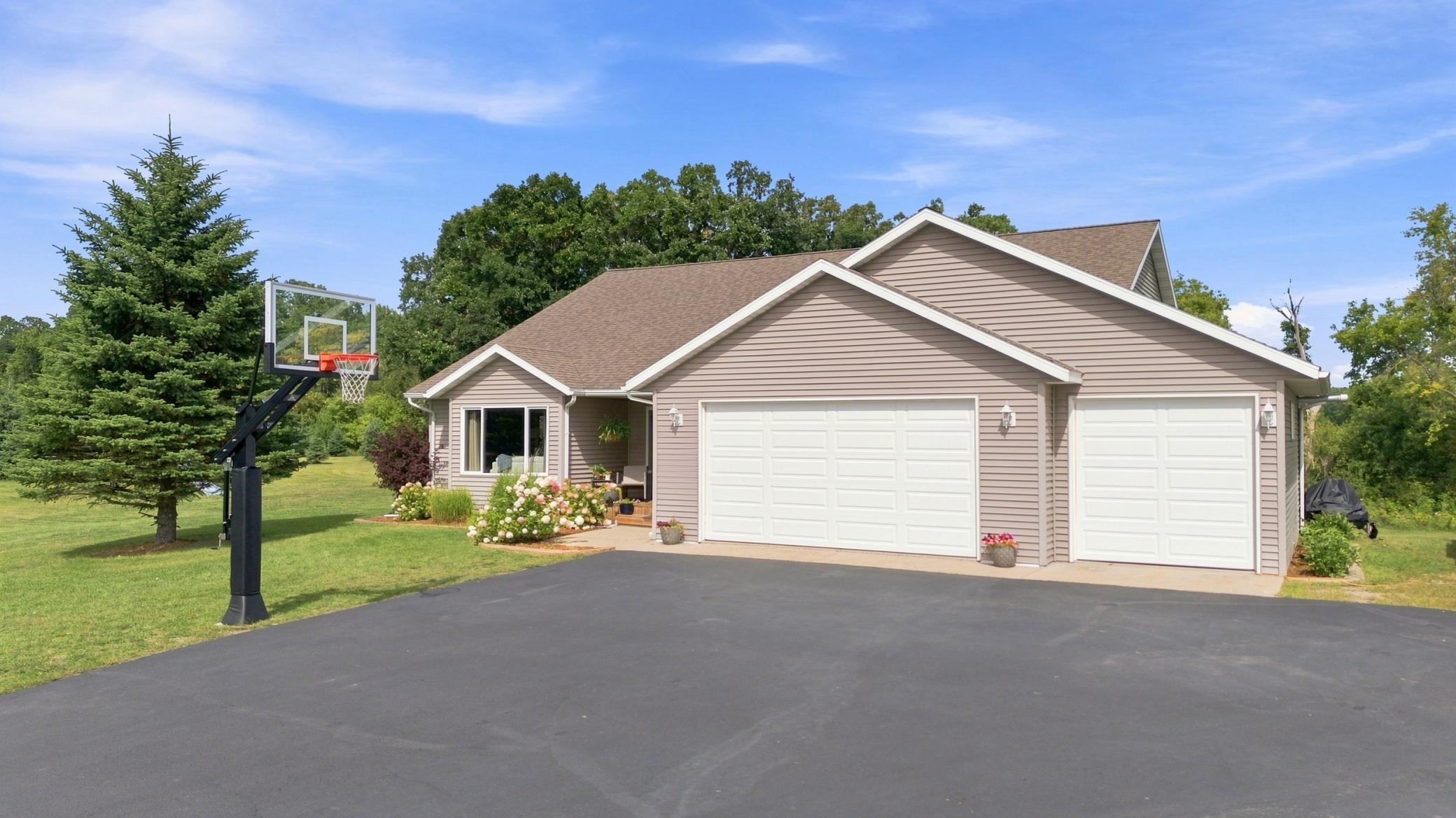 2006 single family home for sale at 30860 Carefree Lane in Frazee, MN — 5 bed, 3 bath (photo 2 of 39)