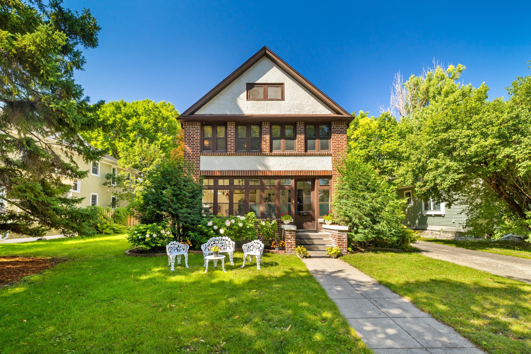 1898 single family home for sale at 911 8th Street S in Fargo, ND — 4 bed, 4 bath (photo 2 of 34)