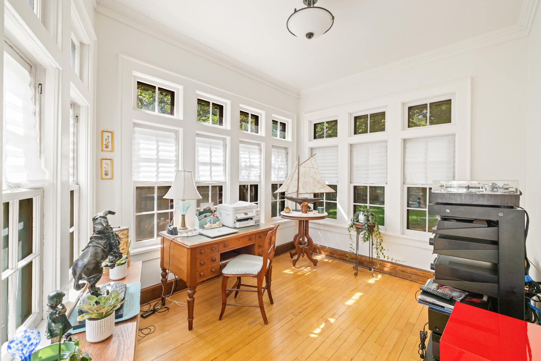 1898 single family home for sale at 911 8th Street S in Fargo, ND — 4 bed, 4 bath (photo 11 of 34)