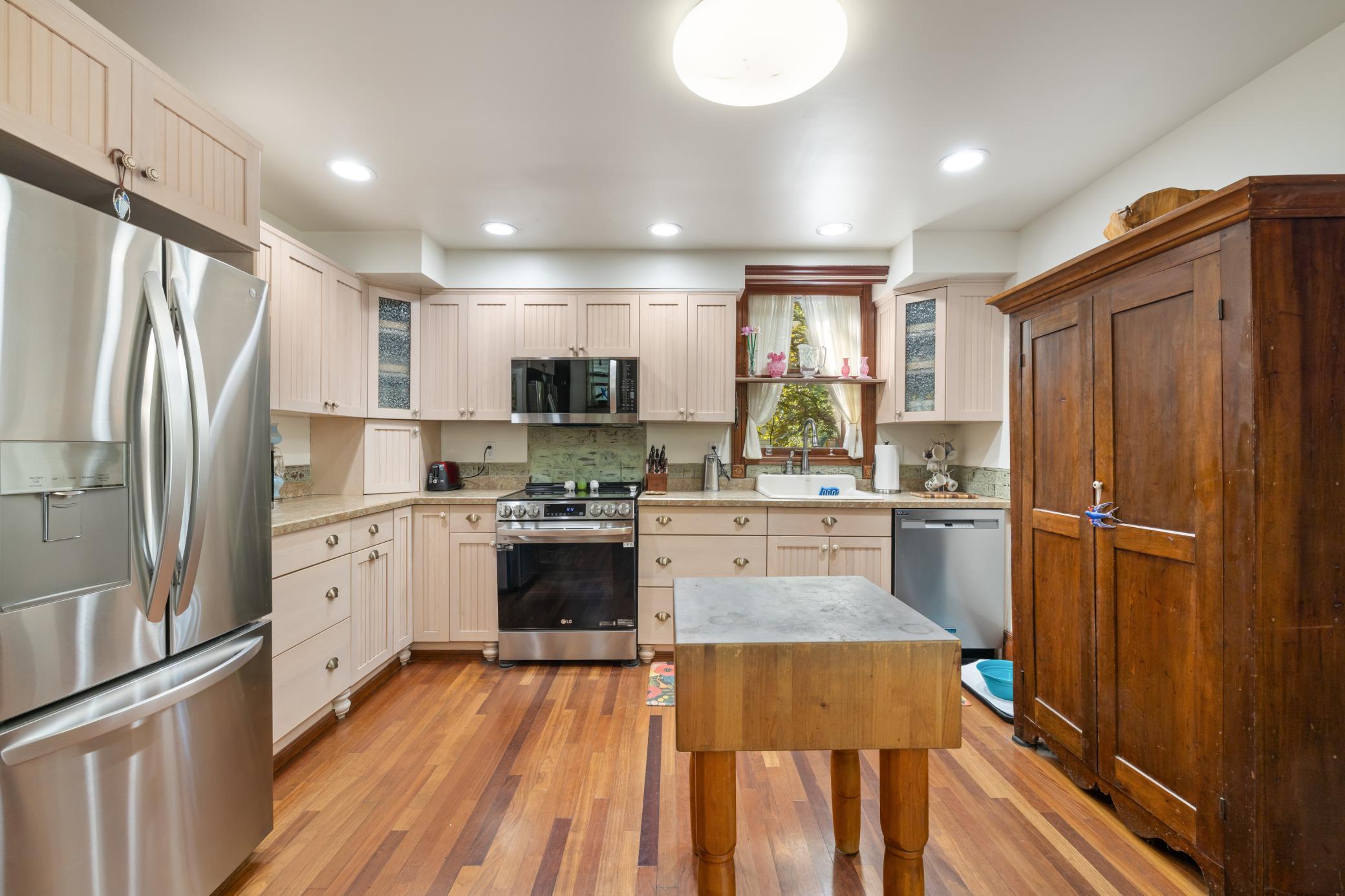 1898 single family home for sale at 911 8th Street S in Fargo, ND — 4 bed, 4 bath (photo 15 of 34)