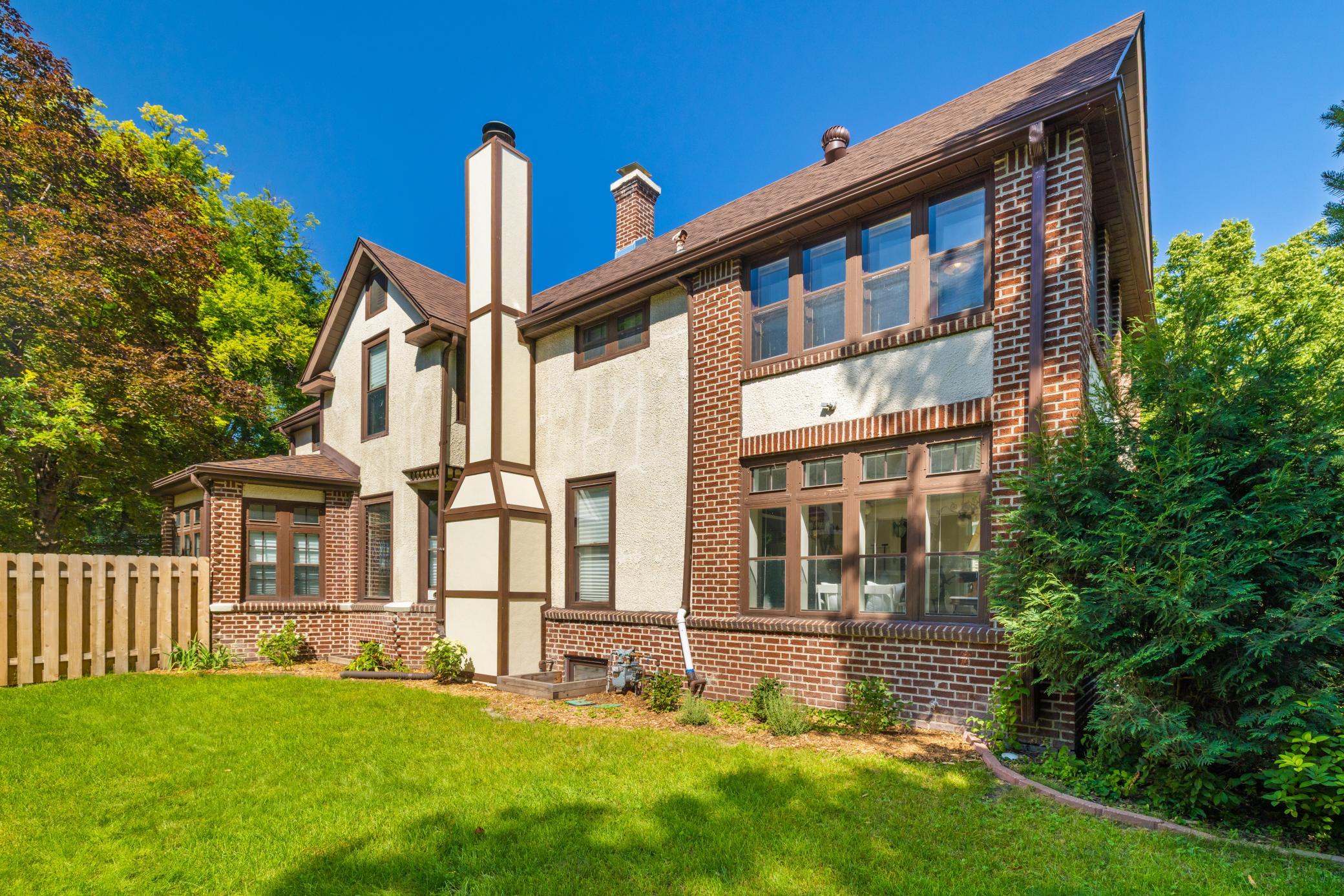 1898 single family home for sale at 911 8th Street S in Fargo, ND — 4 bed, 4 bath (photo 3 of 34)