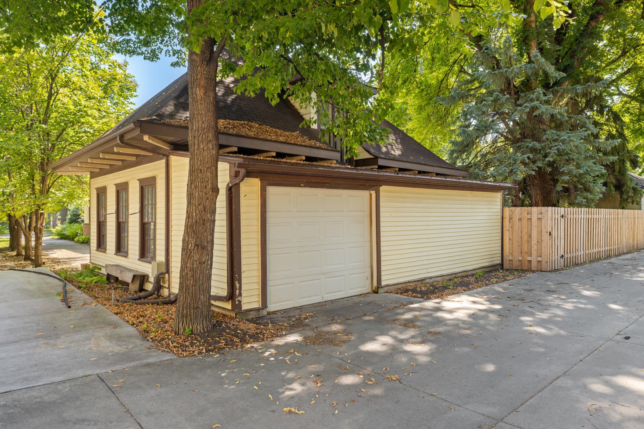 1898 single family home for sale at 911 8th Street S in Fargo, ND — 4 bed, 4 bath (photo 31 of 34)