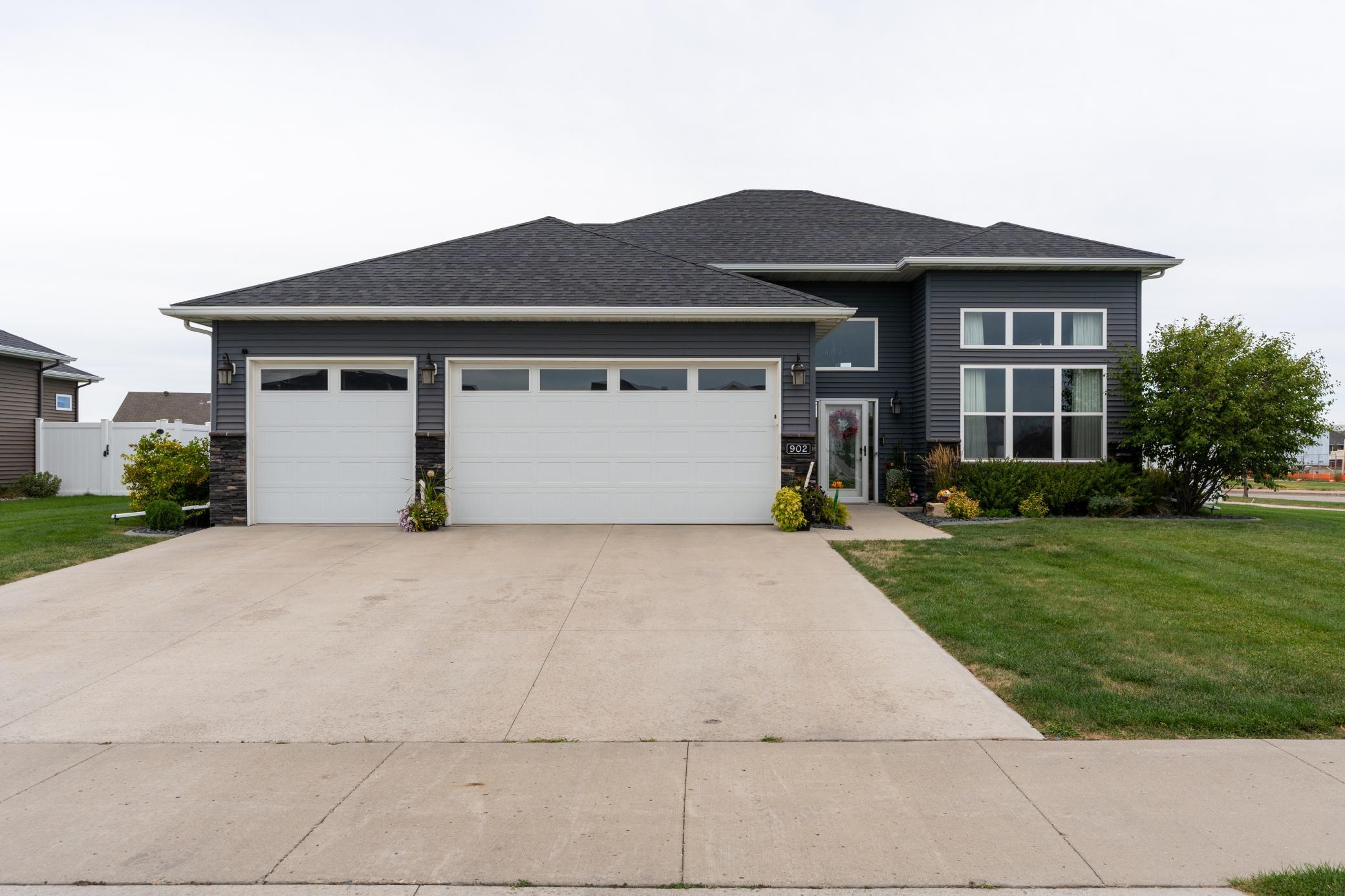 2015 single family home for sale at 902 50th Avenue W in West Fargo, ND — 5 bed, 3 bath (photo 2 of 48)
