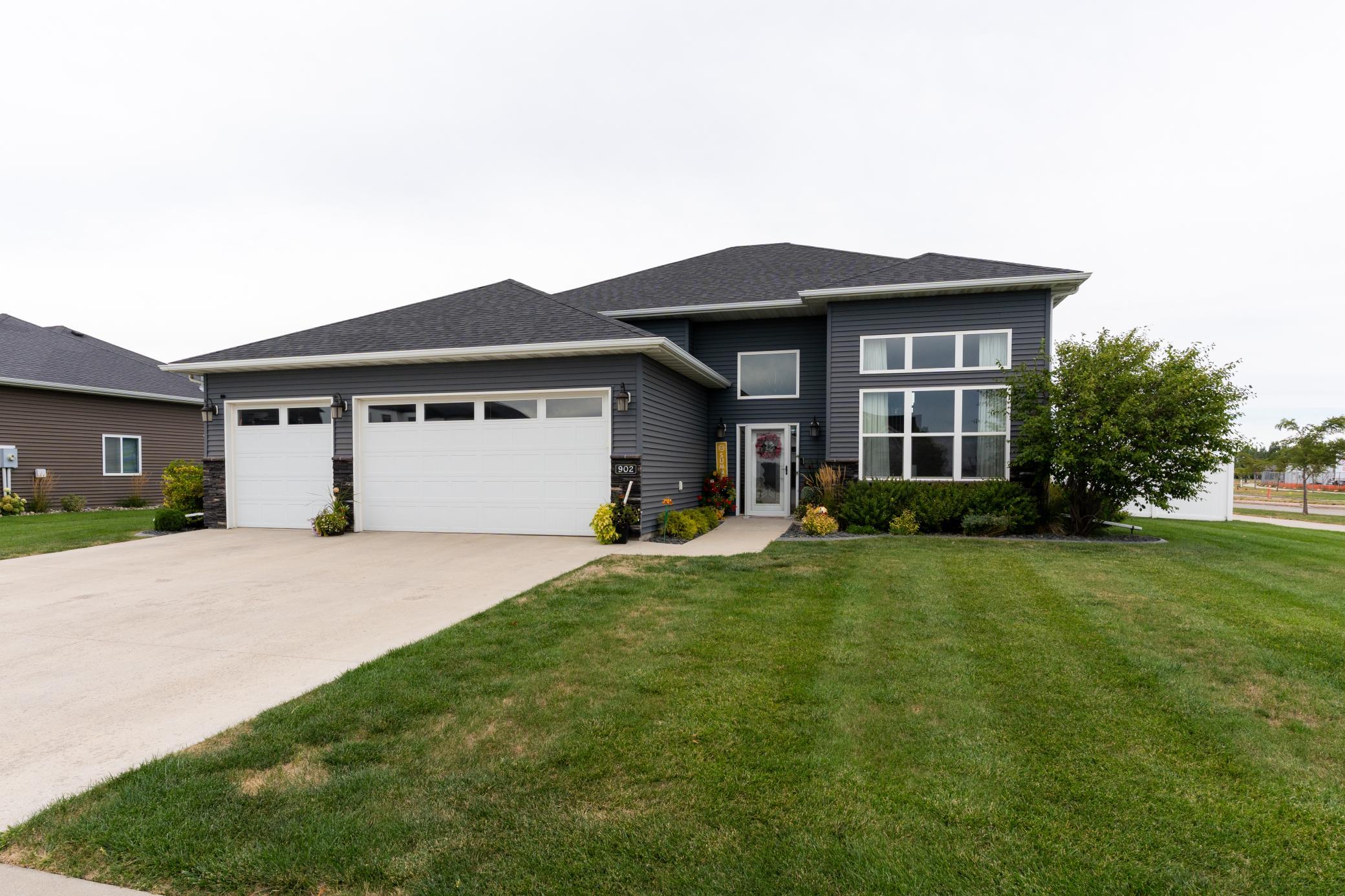 2015 single family home for sale at 902 50th Avenue W in West Fargo, ND — 5 bed, 3 bath (photo 3 of 48)