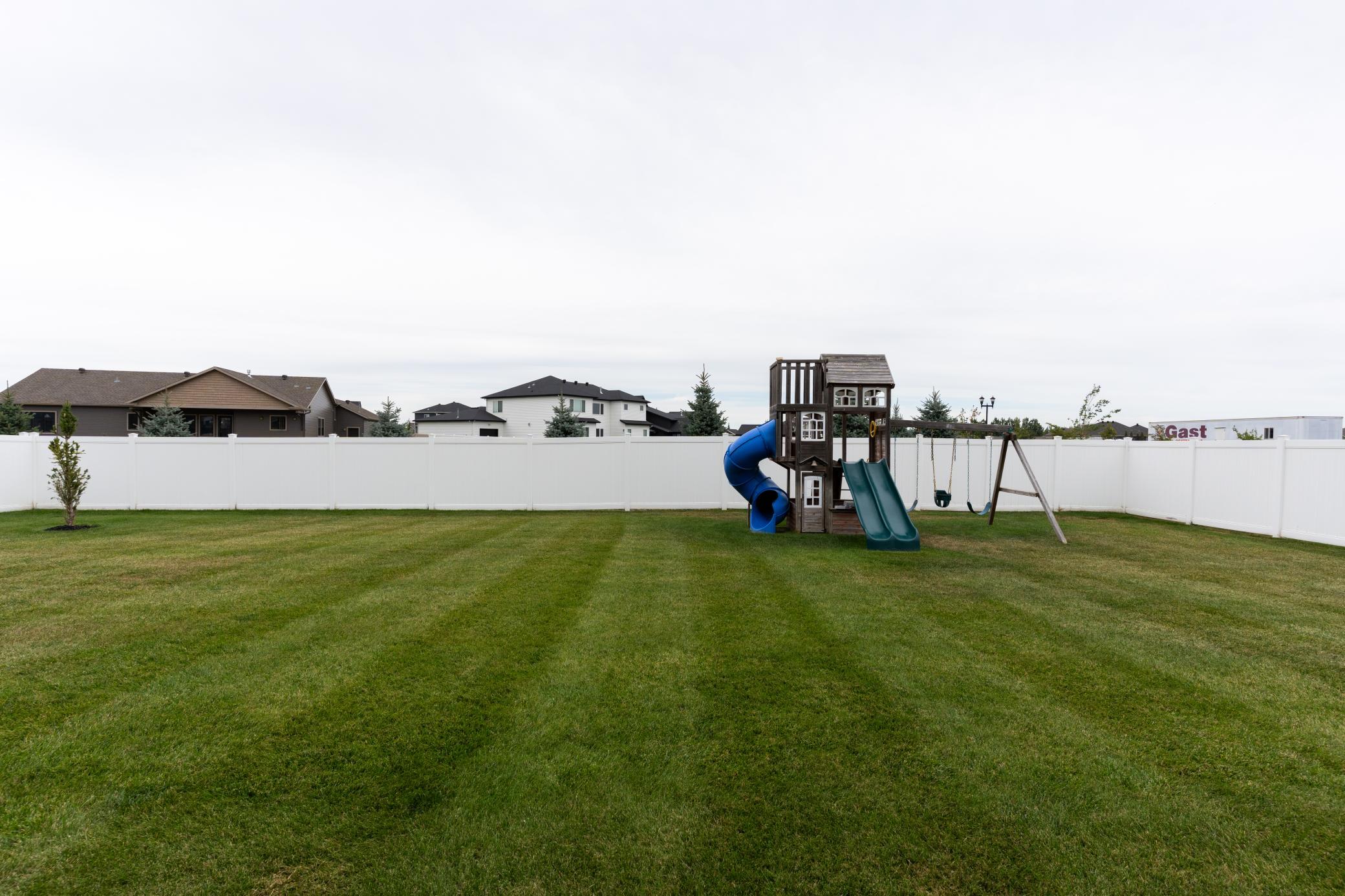 2015 single family home for sale at 902 50th Avenue W in West Fargo, ND — 5 bed, 3 bath (photo 43 of 48)
