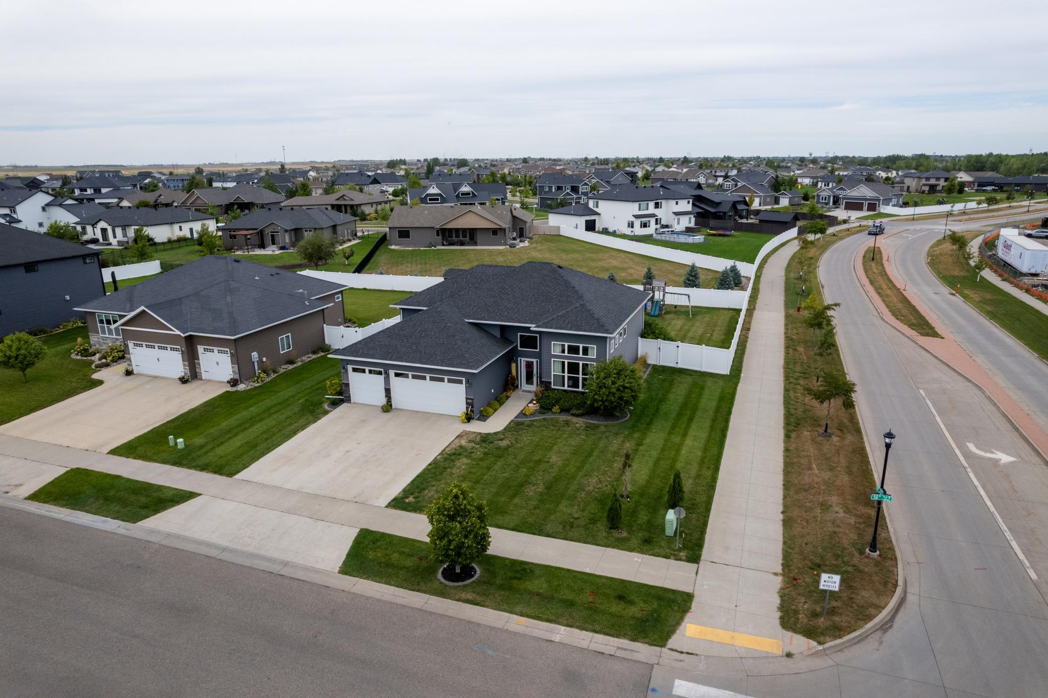 2015 single family home for sale at 902 50th Avenue W in West Fargo, ND — 5 bed, 3 bath (photo 47 of 48)