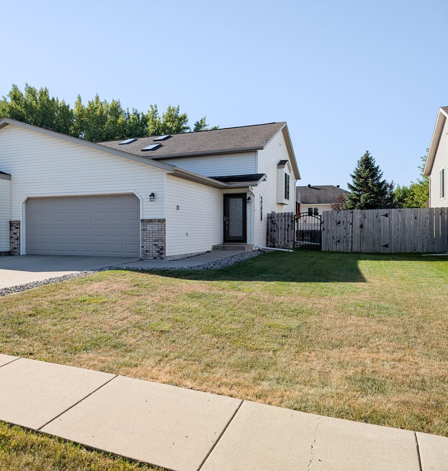2002 twin home for sale at 707 14TH Avenue E in West Fargo, ND — 3 bed, 2 bath (photo 2 of 46)