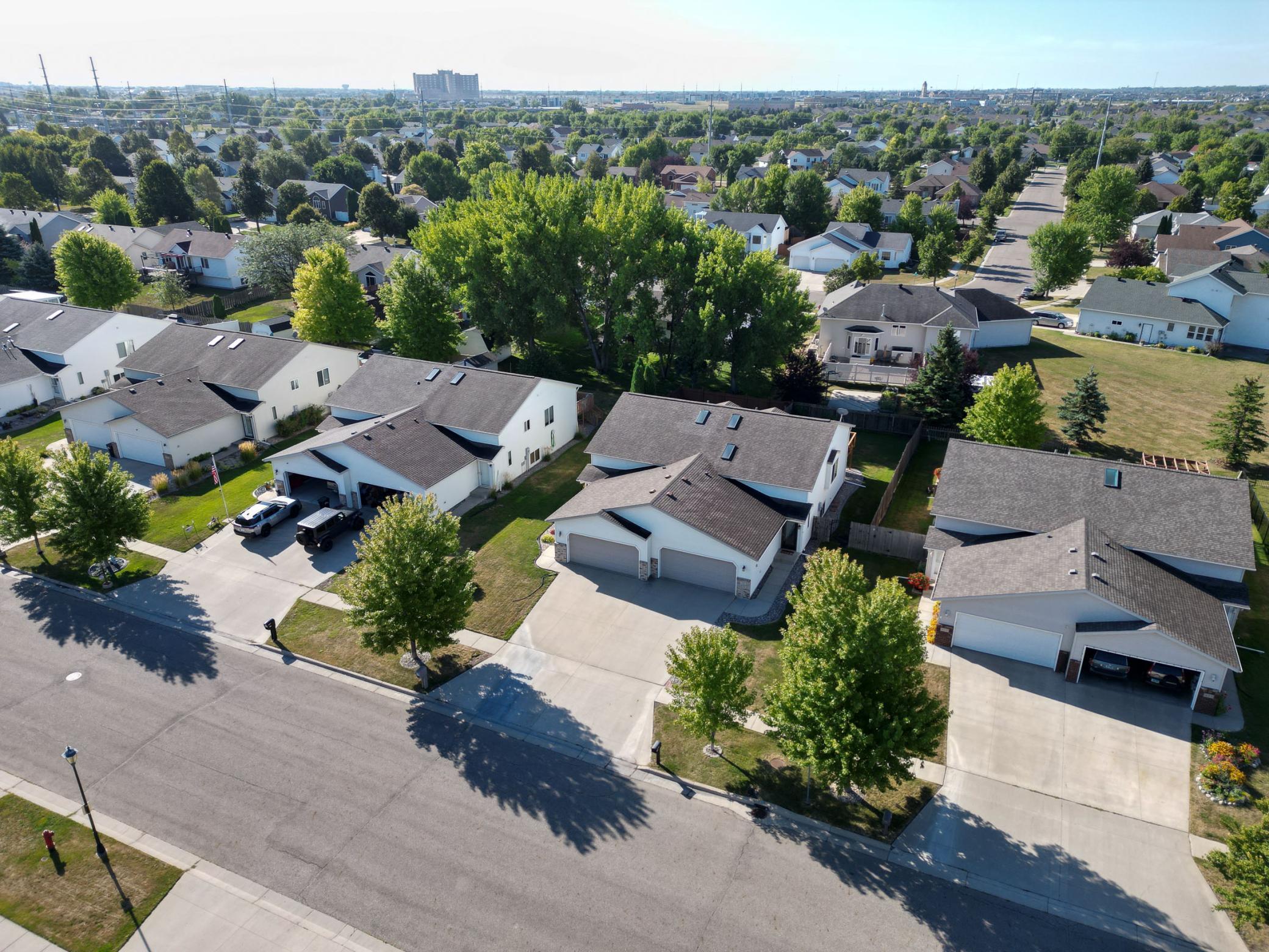 2002 twin home for sale at 707 14TH Avenue E in West Fargo, ND — 3 bed, 2 bath (photo 3 of 46)