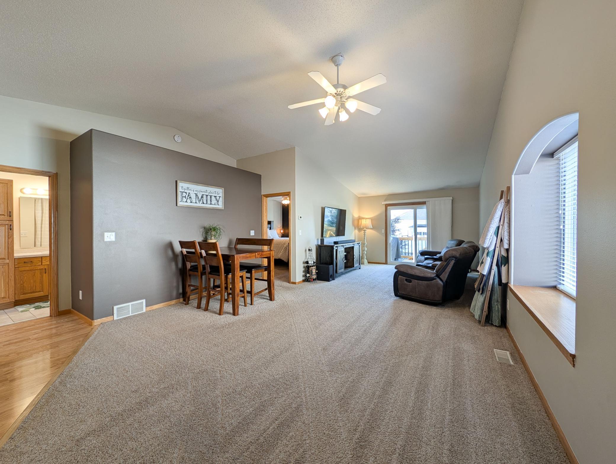 2002 twin home for sale at 707 14TH Avenue E in West Fargo, ND — 3 bed, 2 bath (photo 25 of 46)