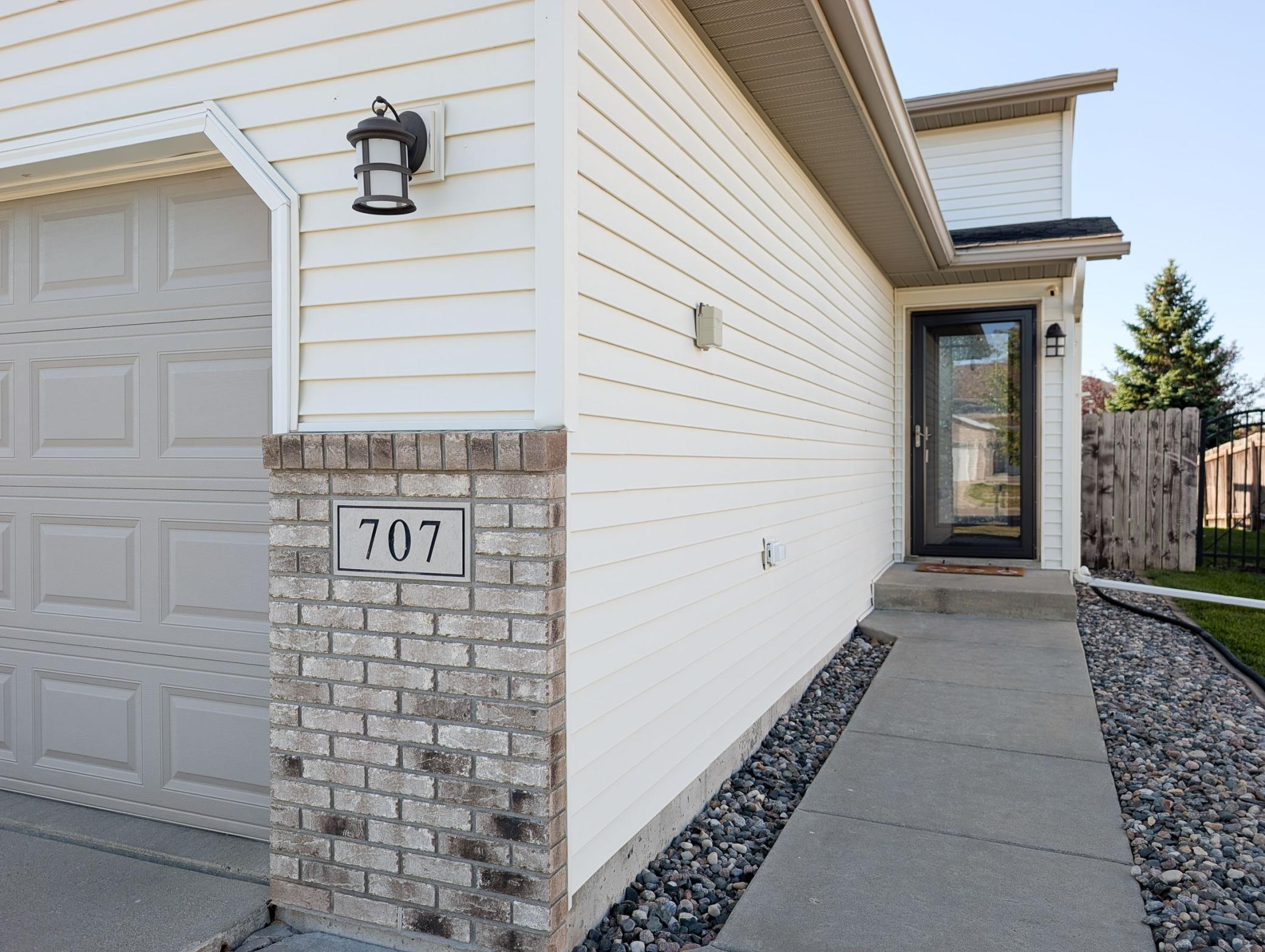 2002 twin home for sale at 707 14TH Avenue E in West Fargo, ND — 3 bed, 2 bath (photo 7 of 46)