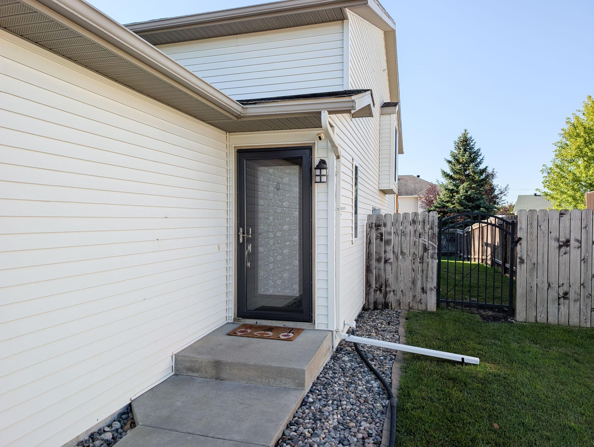 2002 twin home for sale at 707 14TH Avenue E in West Fargo, ND — 3 bed, 2 bath (photo 8 of 46)
