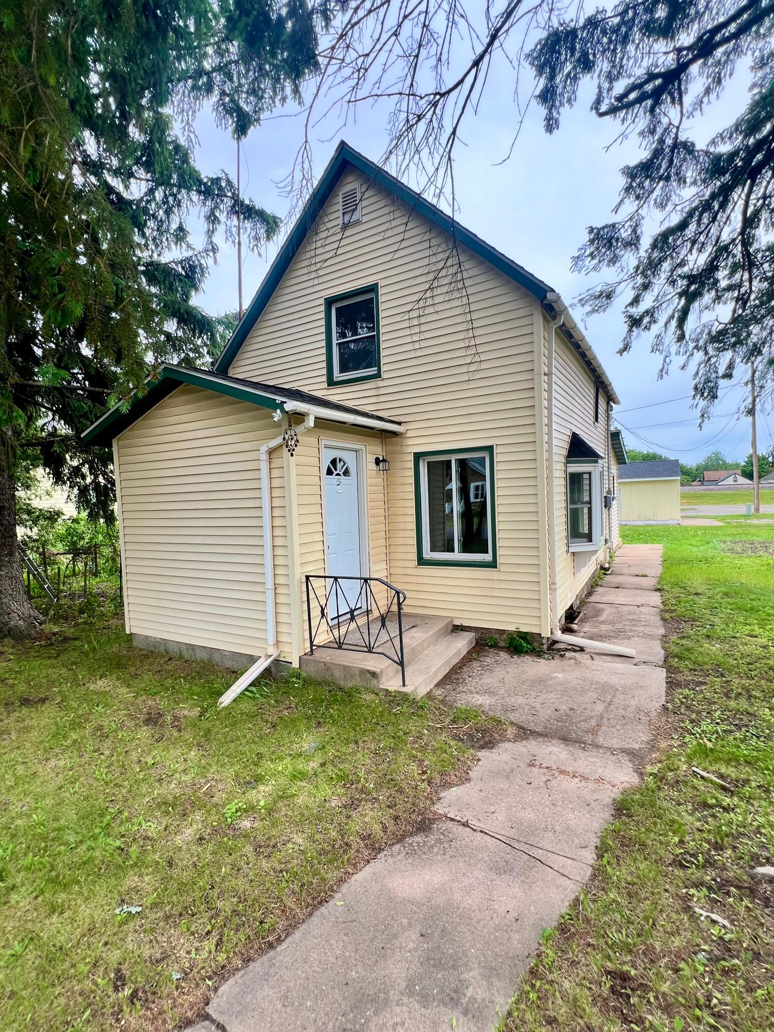 1960 single family home for sale at 214 S 2nd Street in Keewatin, MN — 2 bed, 2 bath (photo 5 of 24)