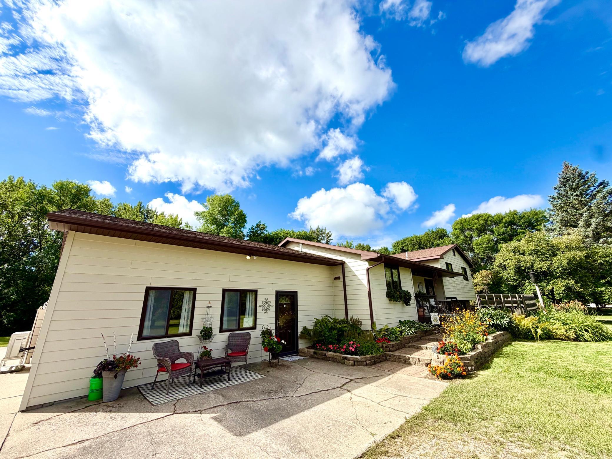 1975 single family home for sale at 40624 Highway 11 in Roseau, MN — 4 bed, 3 bath (photo 2 of 33)