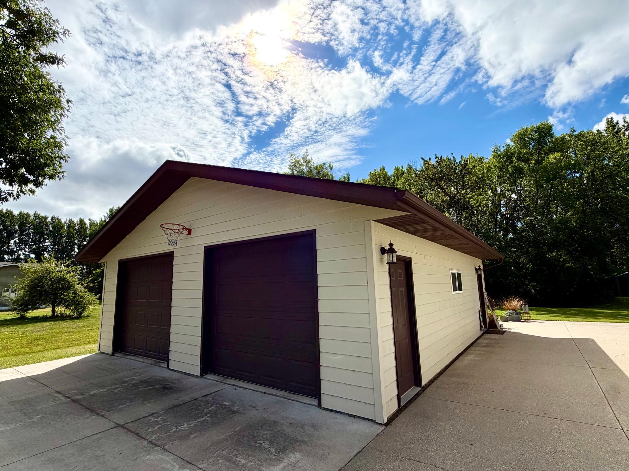 1975 single family home for sale at 40624 Highway 11 in Roseau, MN — 4 bed, 3 bath (photo 3 of 33)