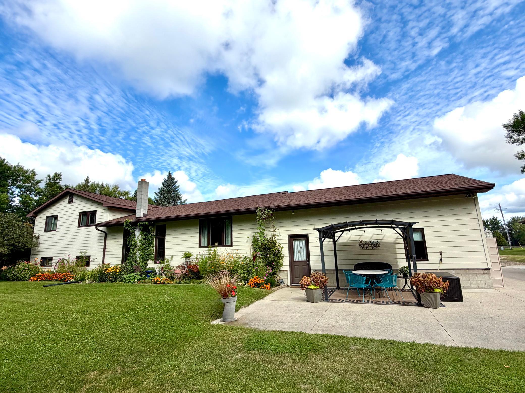 1975 single family home for sale at 40624 Highway 11 in Roseau, MN — 4 bed, 3 bath (photo 6 of 33)