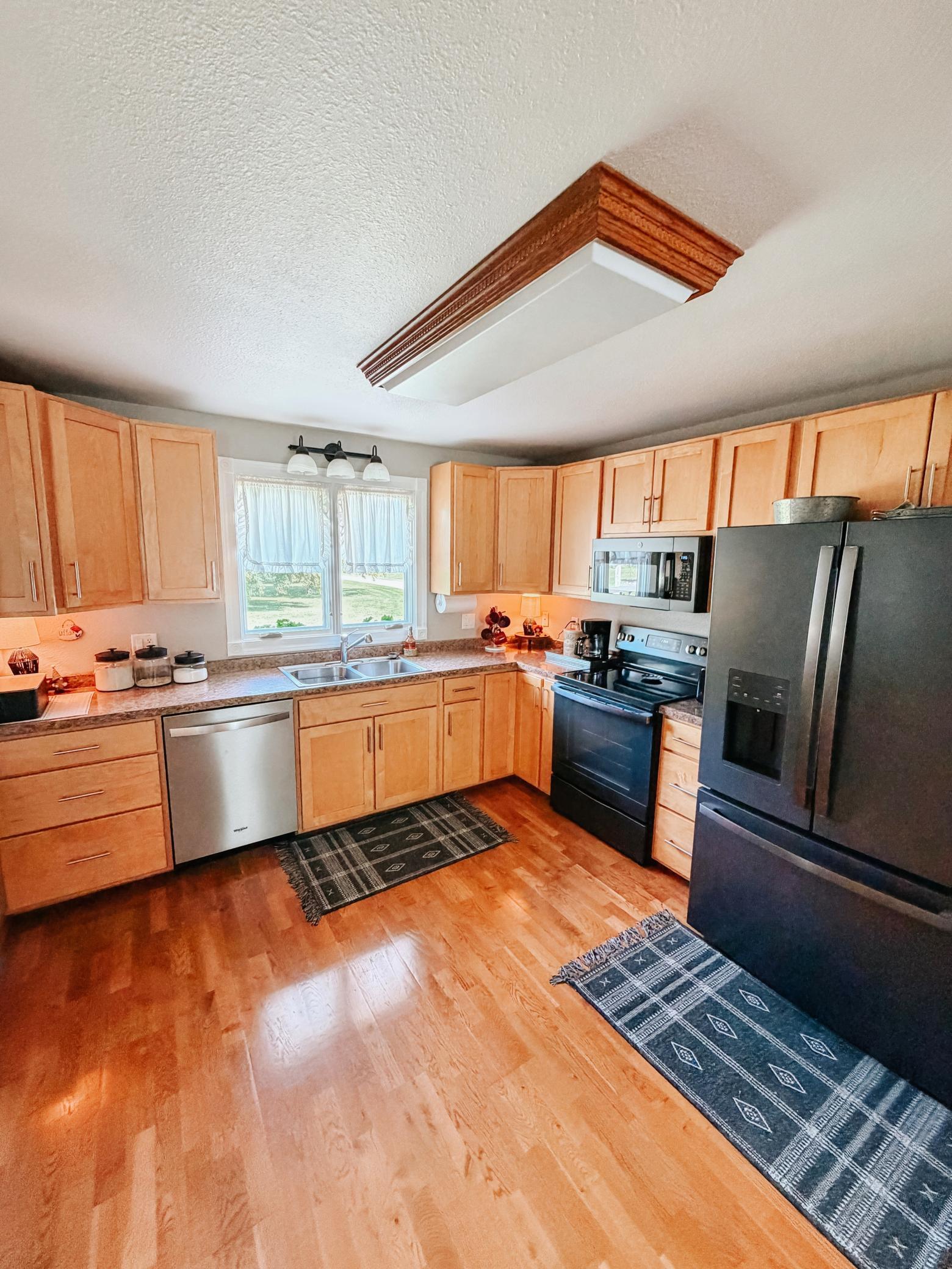 1975 single family home for sale at 40624 Highway 11 in Roseau, MN — 4 bed, 3 bath (photo 10 of 33)