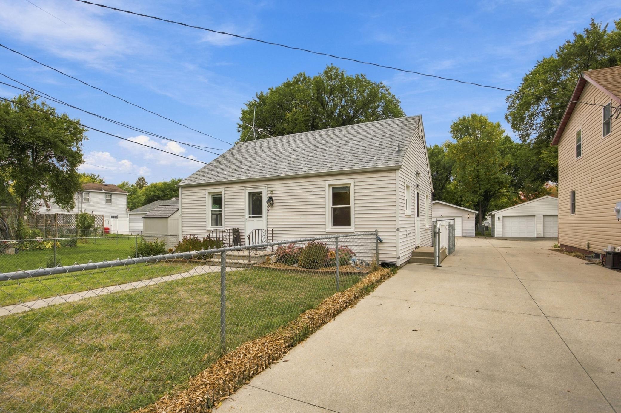 1939 single family home for sale at 1216 4th Avenue N in Moorhead, MN — 2 bed, 1 bath (photo 2 of 27)