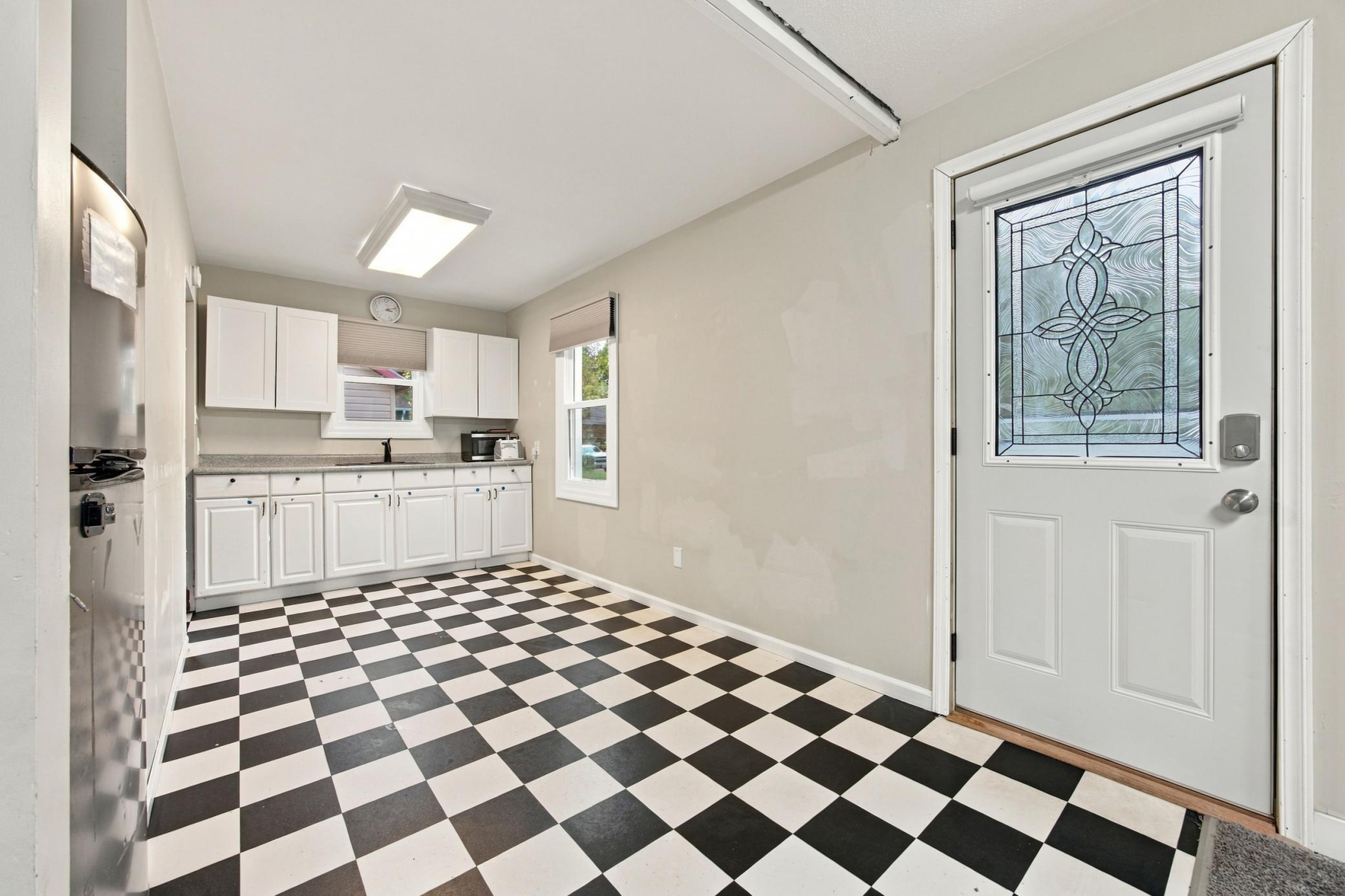 1939 single family home for sale at 1216 4th Avenue N in Moorhead, MN — 2 bed, 1 bath (photo 4 of 27)