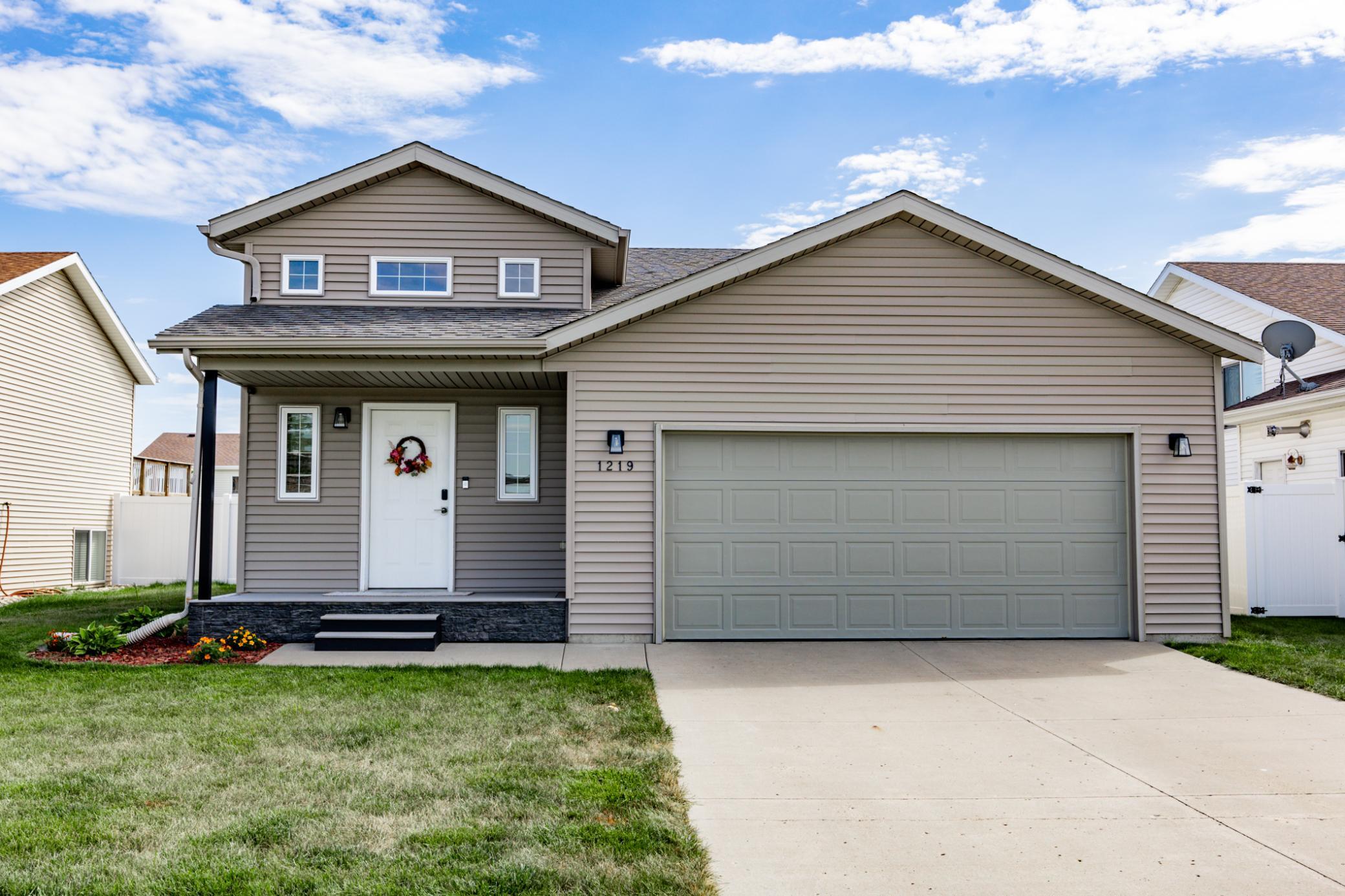 2005 single family home for sale at 1219 DIVERSION Drive W in West Fargo, ND — 3 bed, 2 bath (photo 2 of 43)