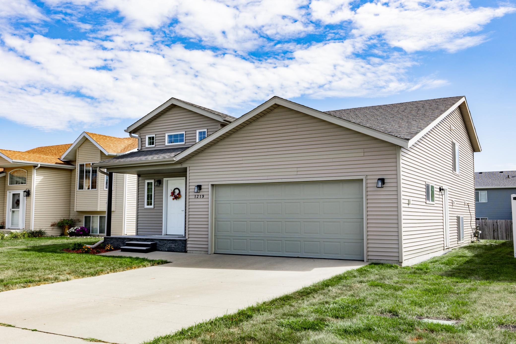 2005 single family home for sale at 1219 DIVERSION Drive W in West Fargo, ND — 3 bed, 2 bath (photo 3 of 43)