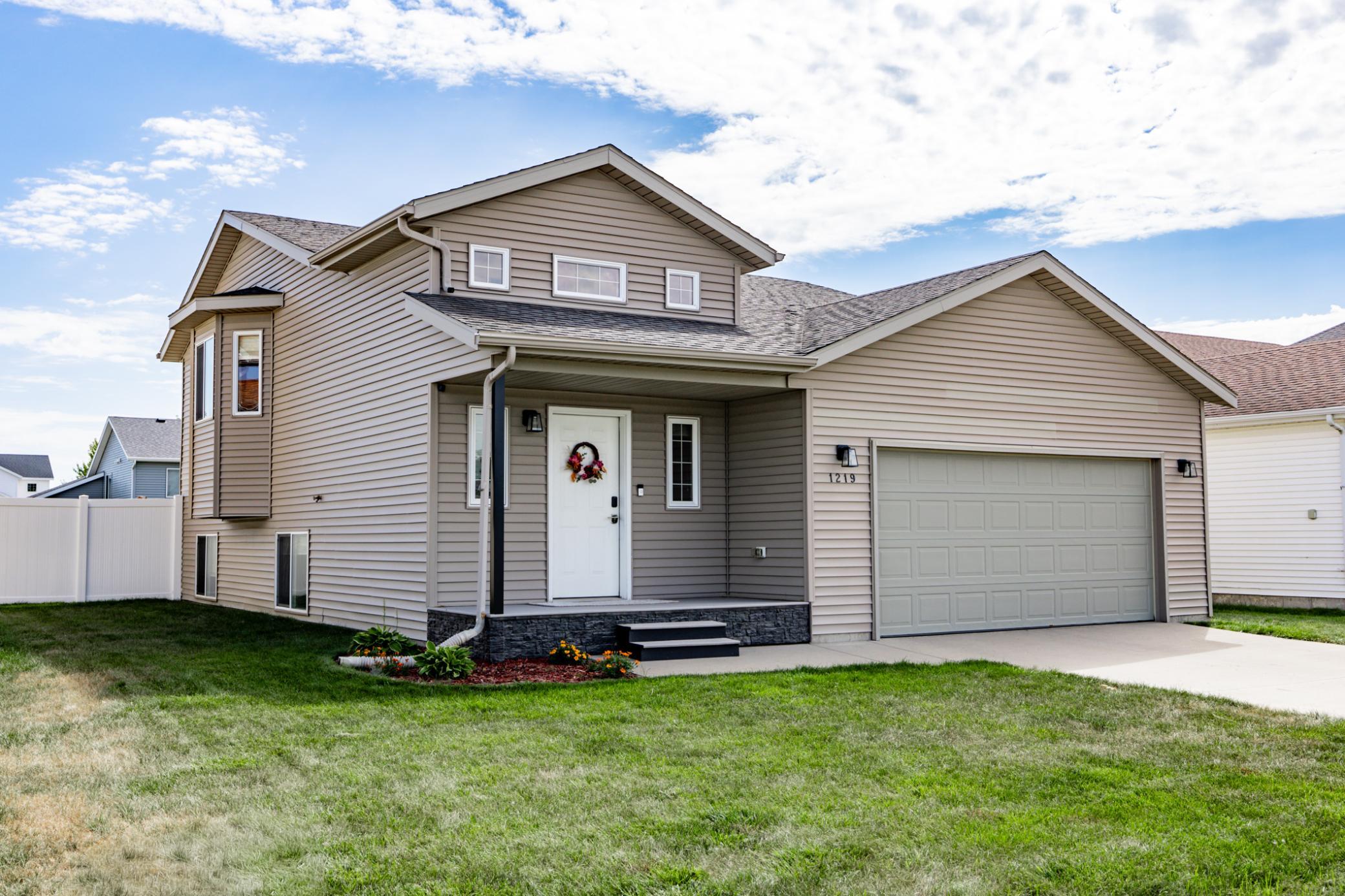 2005 single family home for sale at 1219 DIVERSION Drive W in West Fargo, ND — 3 bed, 2 bath (photo 4 of 43)