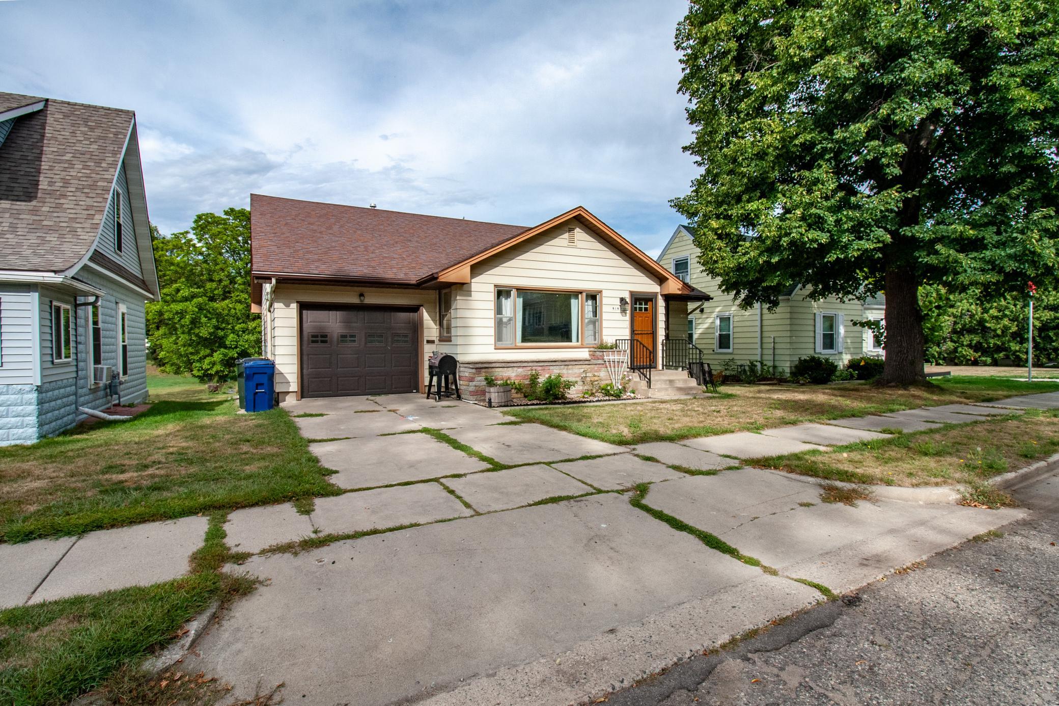1959 single family home for sale at 919 N Park Street in Fergus Falls, MN — 3 bed, 2 bath (photo 2 of 31)