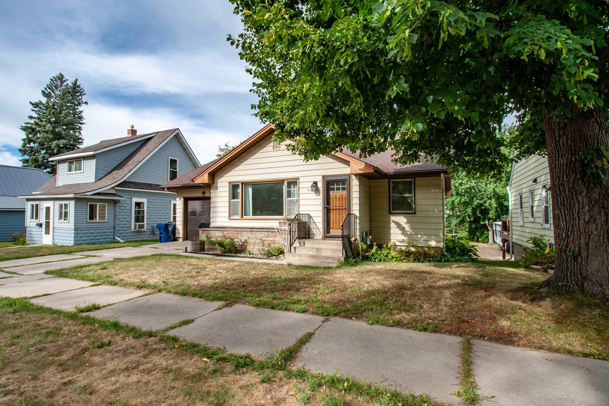 1959 single family home for sale at 919 N Park Street in Fergus Falls, MN — 3 bed, 2 bath (photo 3 of 31)