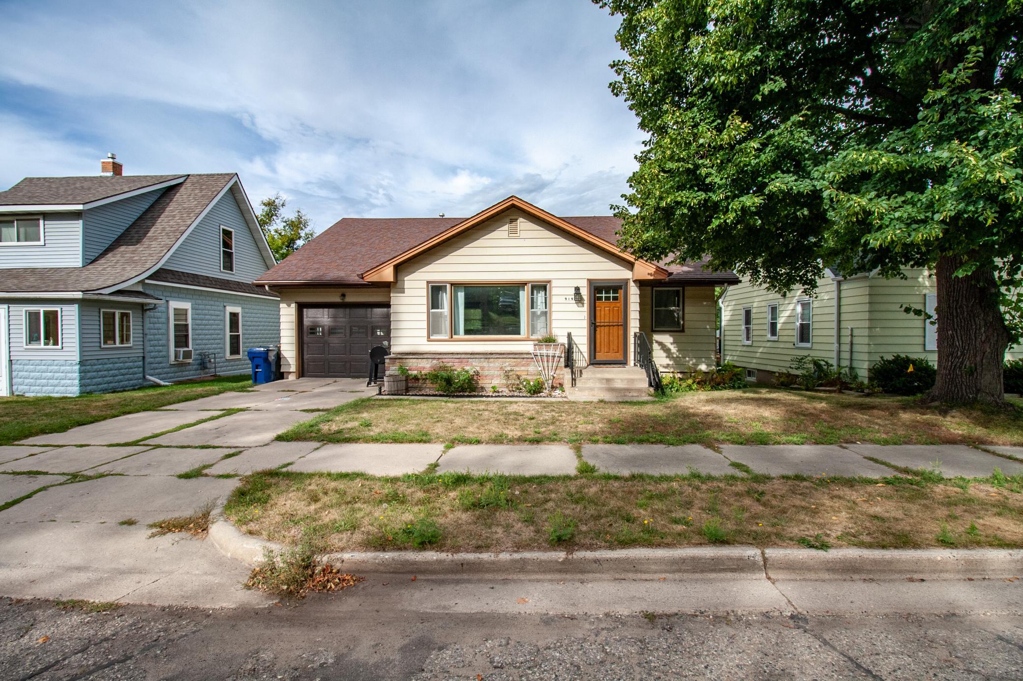 1959 single family home for sale at 919 N Park Street in Fergus Falls, MN — 3 bed, 2 bath