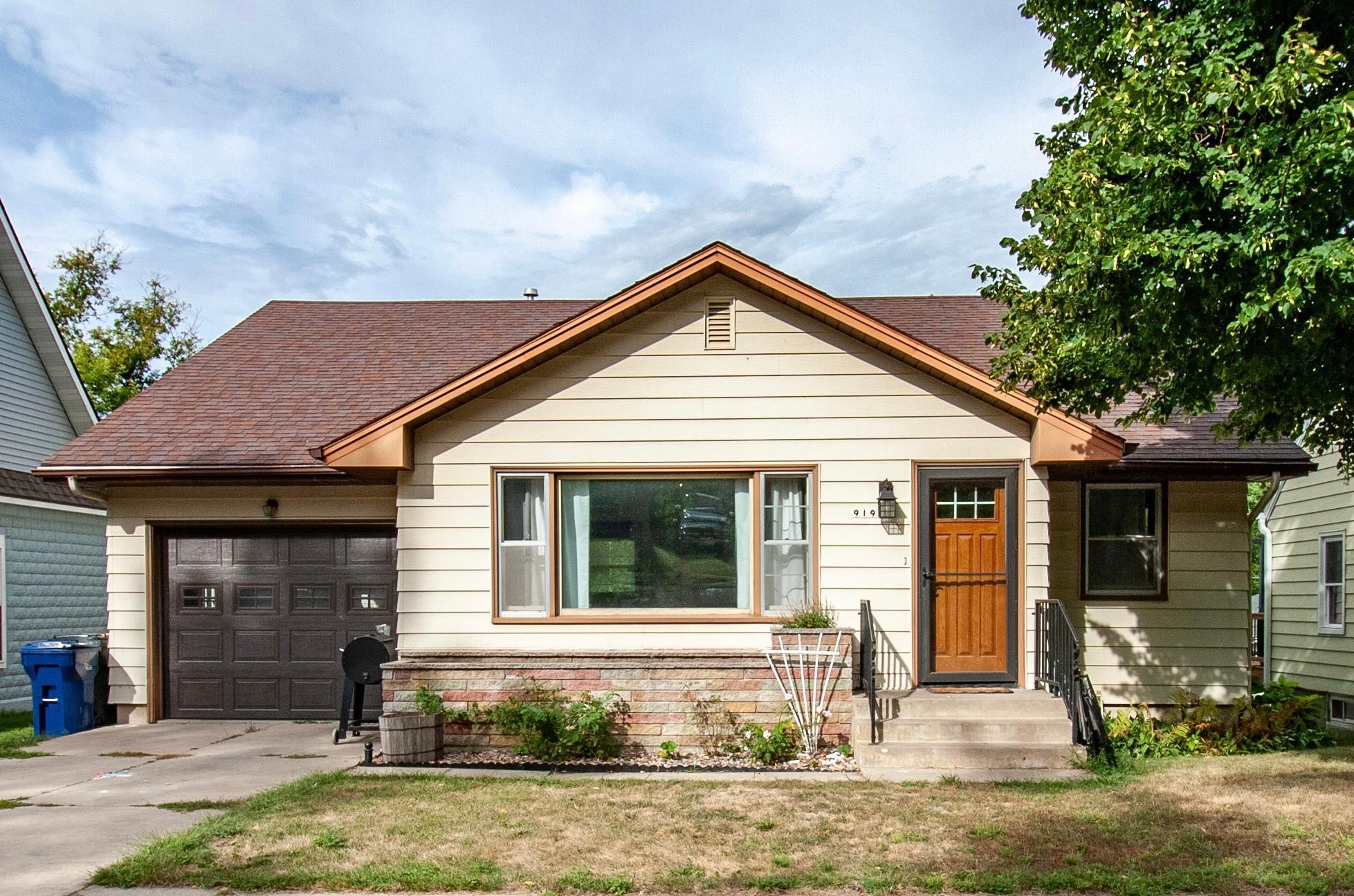 1959 single family home for sale at 919 N Park Street in Fergus Falls, MN — 3 bed, 2 bath (photo 37 of 37)