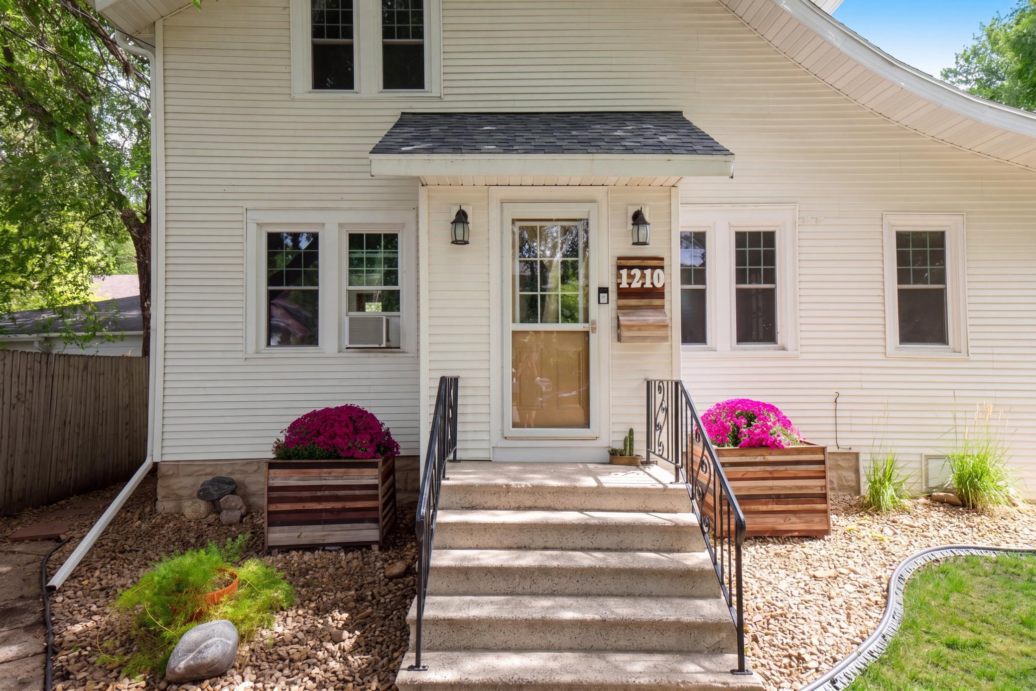 1923 single family home for sale at 1210 13 1/2 Street S in Fargo, ND — 2 bed, 1 bath (photo 2 of 30)