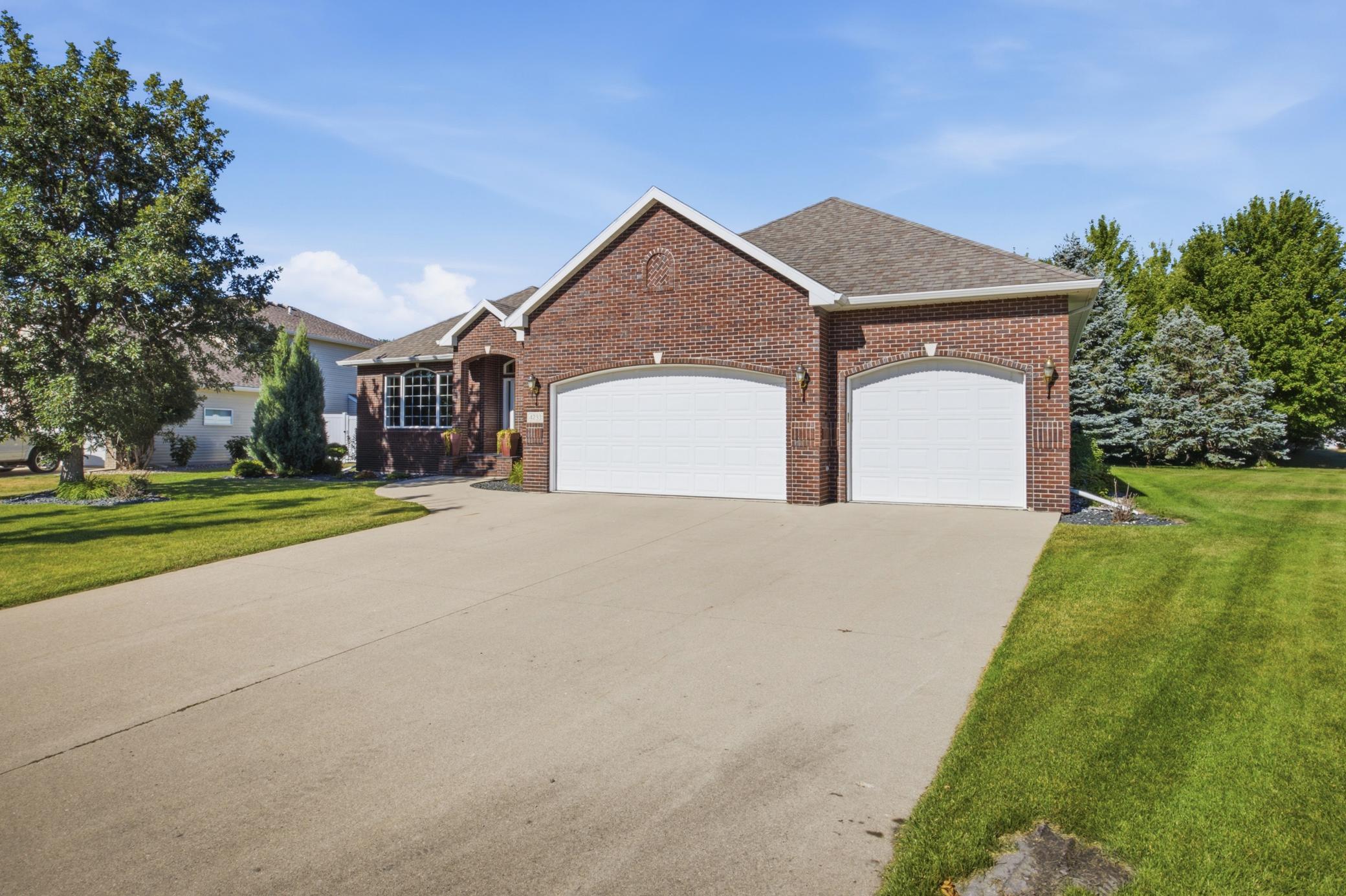 1996 single family home for sale at 4233 Timberline Drive S in Fargo, ND — 5 bed, 4 bath (photo 2 of 55)