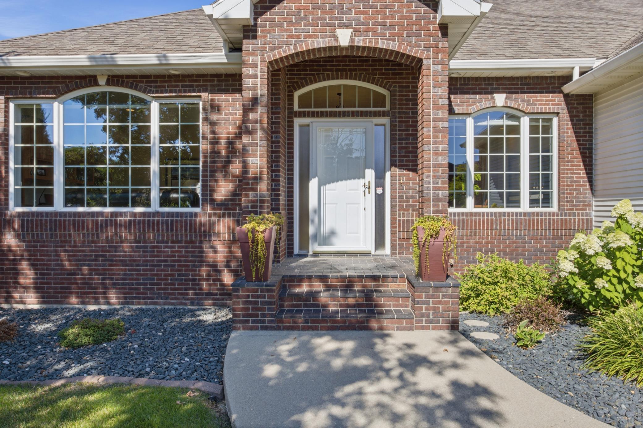 1996 single family home for sale at 4233 Timberline Drive S in Fargo, ND — 5 bed, 4 bath (photo 3 of 55)