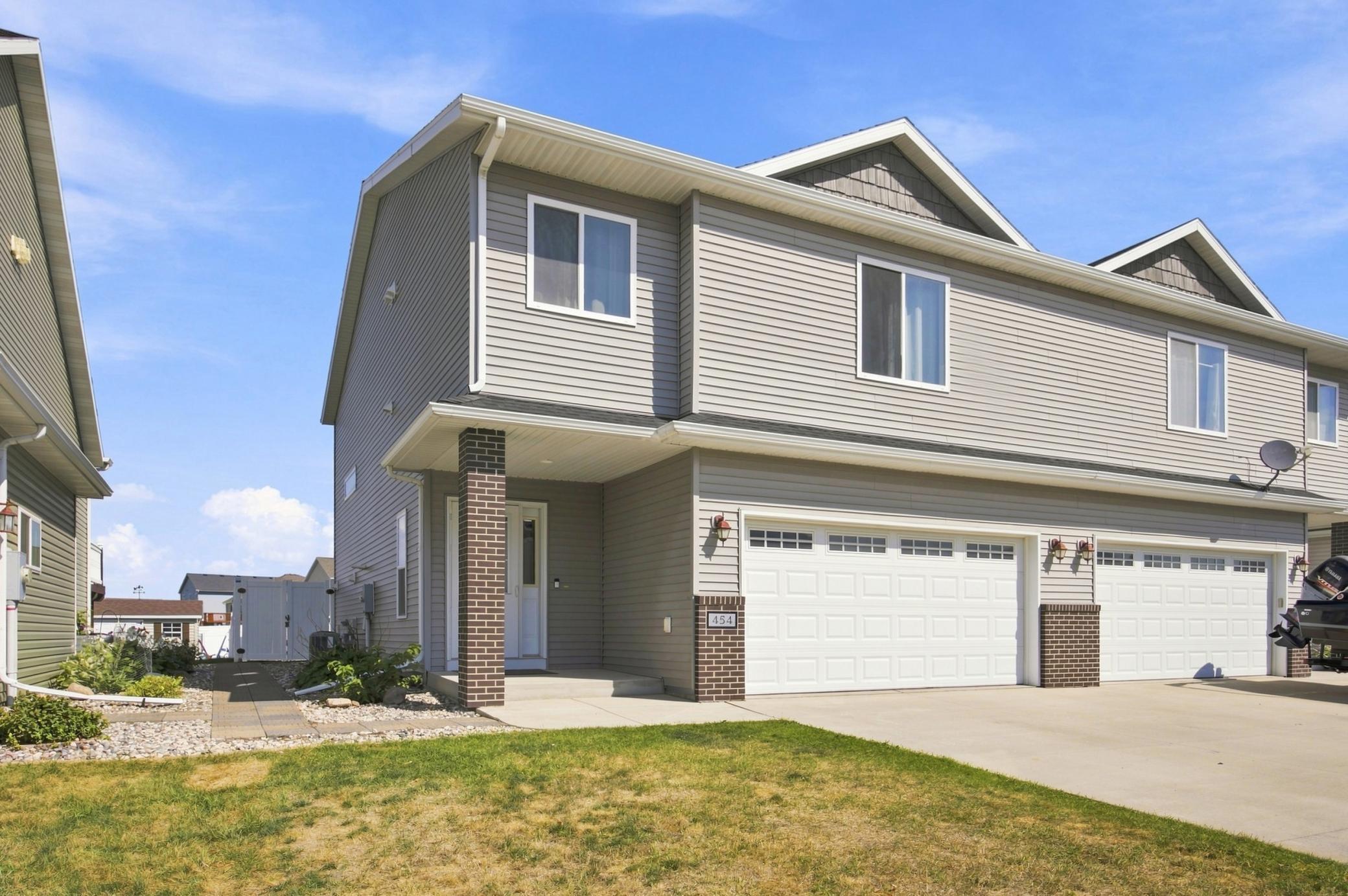 2012 twin home for sale at 454 Foxtail Drive E in West Fargo, ND — 3 bed, 3 bath (photo 2 of 38)
