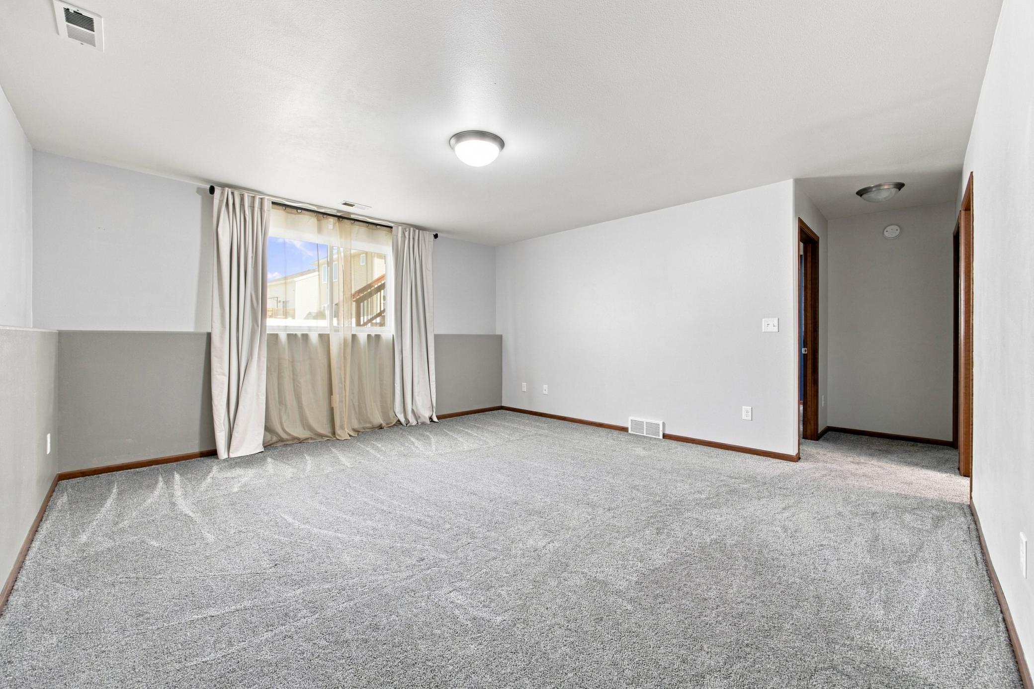 2012 twin home for sale at 454 Foxtail Drive E in West Fargo, ND — 3 bed, 3 bath (photo 20 of 38)