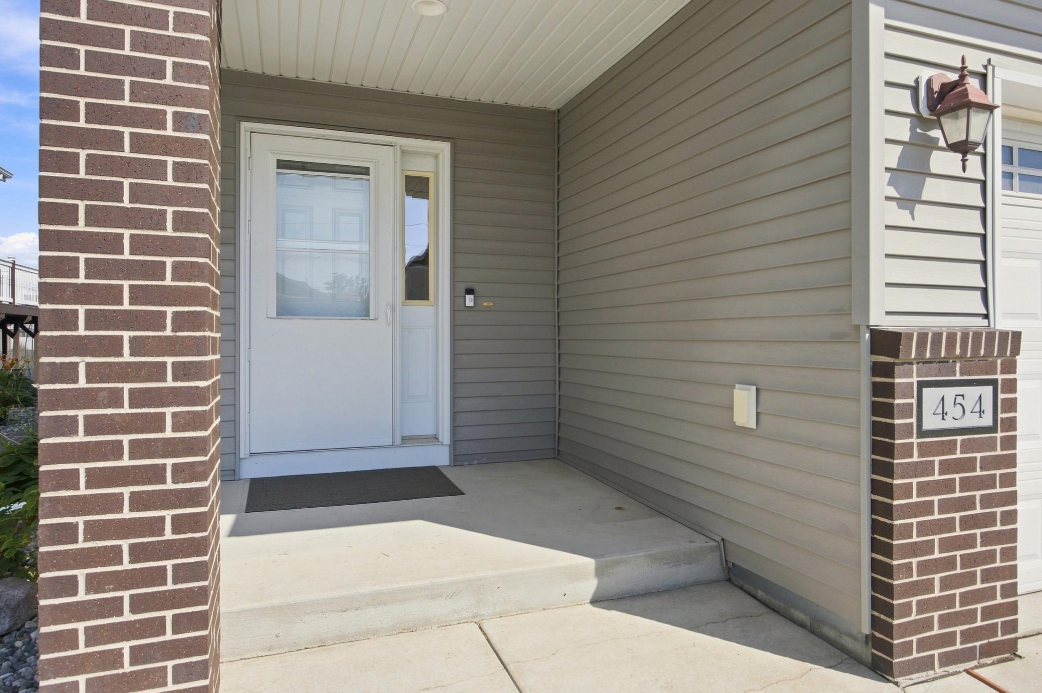 2012 twin home for sale at 454 Foxtail Drive E in West Fargo, ND — 3 bed, 3 bath (photo 3 of 38)