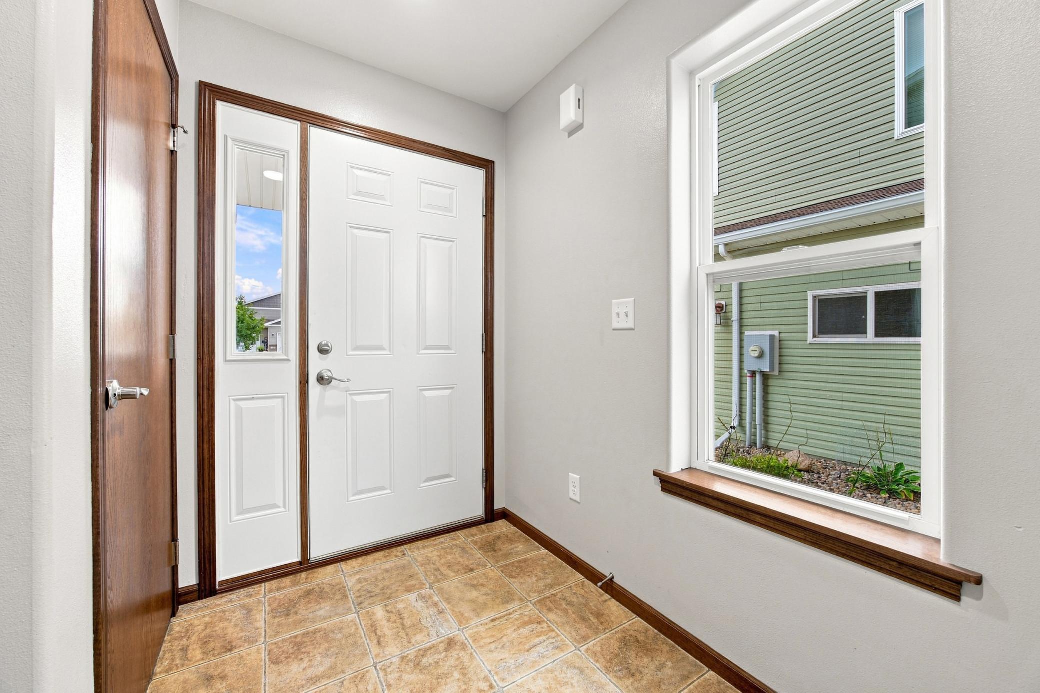 2012 twin home for sale at 454 Foxtail Drive E in West Fargo, ND — 3 bed, 3 bath (photo 4 of 38)