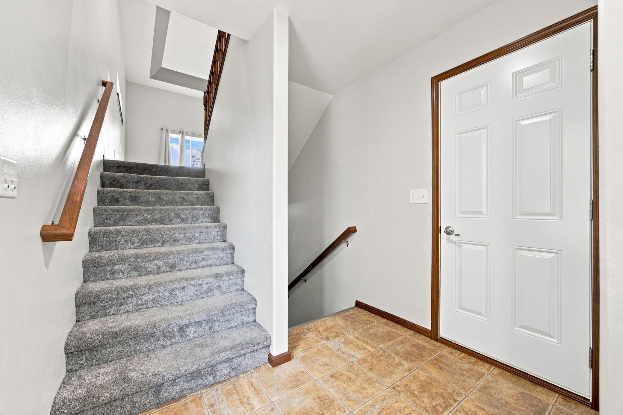 2012 twin home for sale at 454 Foxtail Drive E in West Fargo, ND — 3 bed, 3 bath (photo 5 of 38)