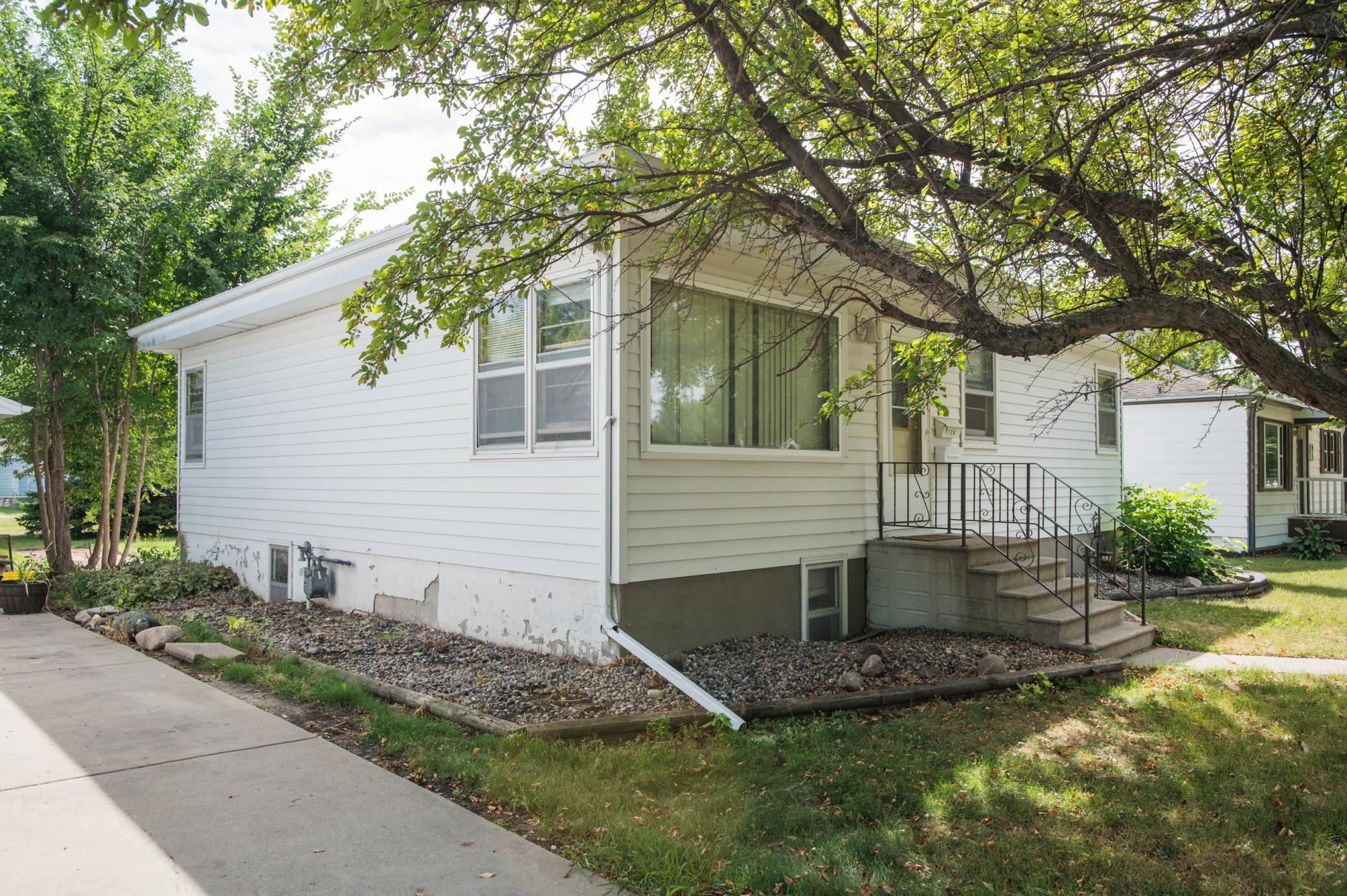 1952 single family home for sale at 614 16th Street N in Moorhead, MN — 3 bed, 2 bath (photo 2 of 47)