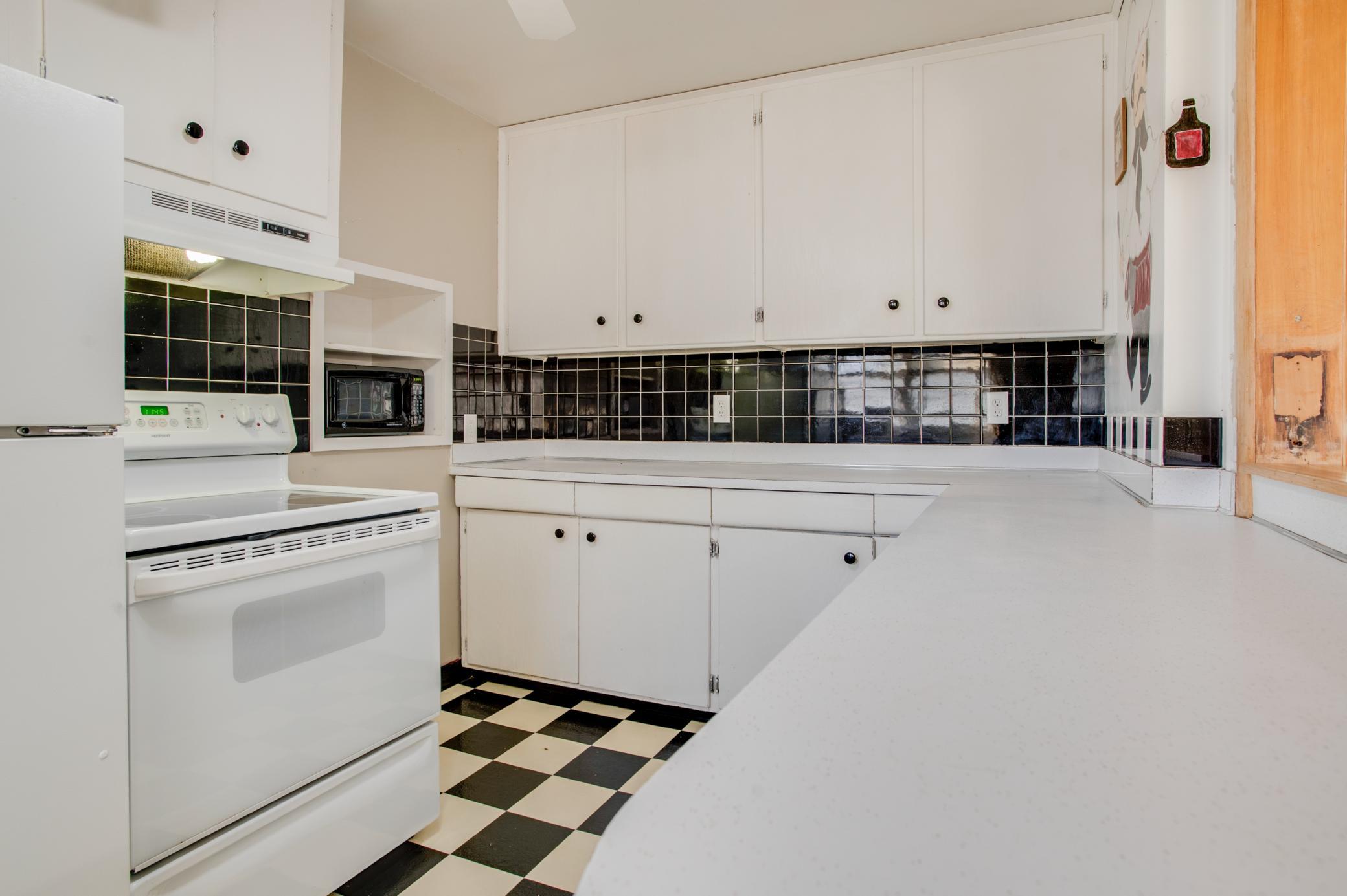 1952 single family home for sale at 614 16th Street N in Moorhead, MN — 3 bed, 2 bath (photo 15 of 47)