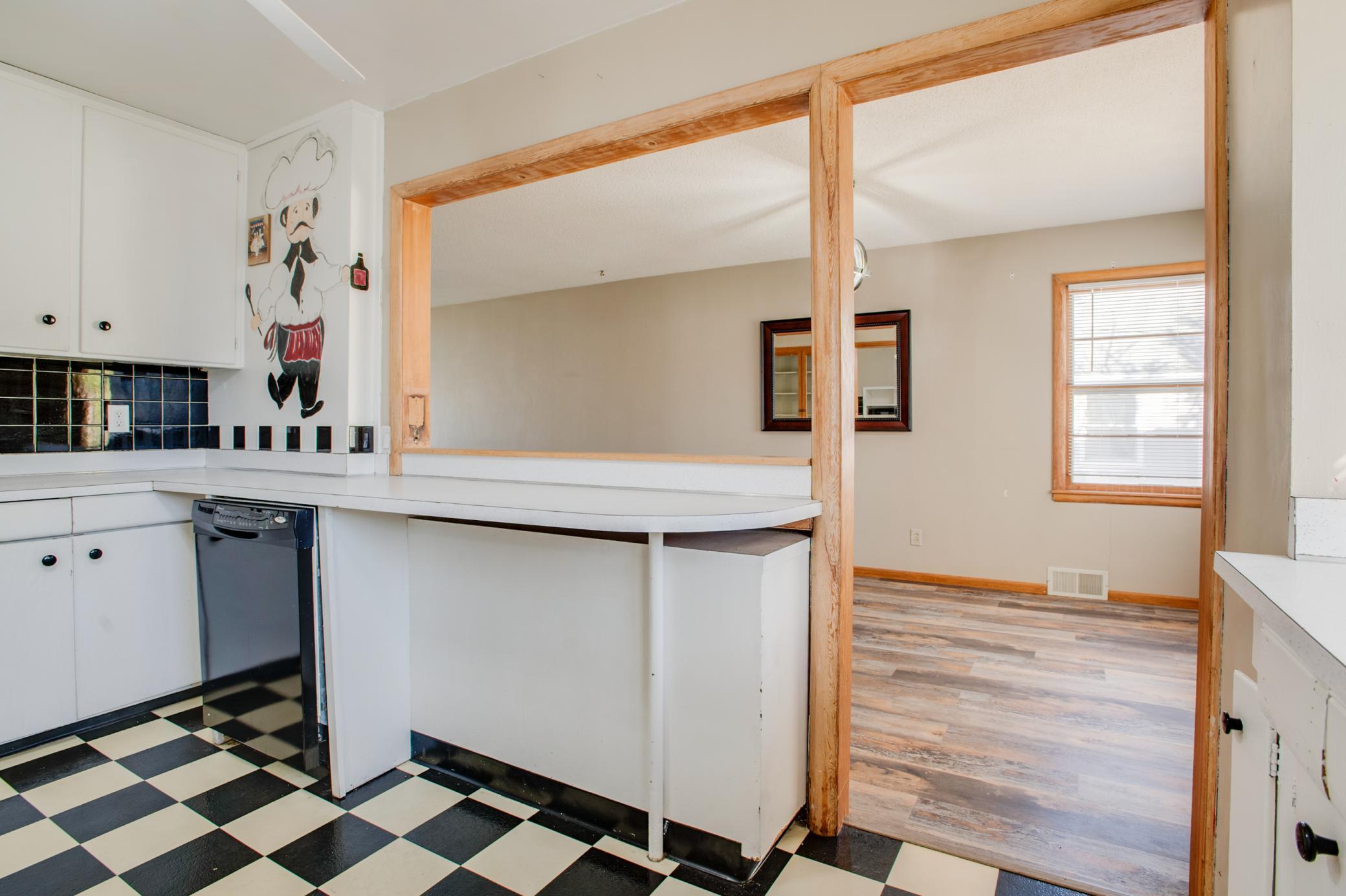 1952 single family home for sale at 614 16th Street N in Moorhead, MN — 3 bed, 2 bath (photo 16 of 47)