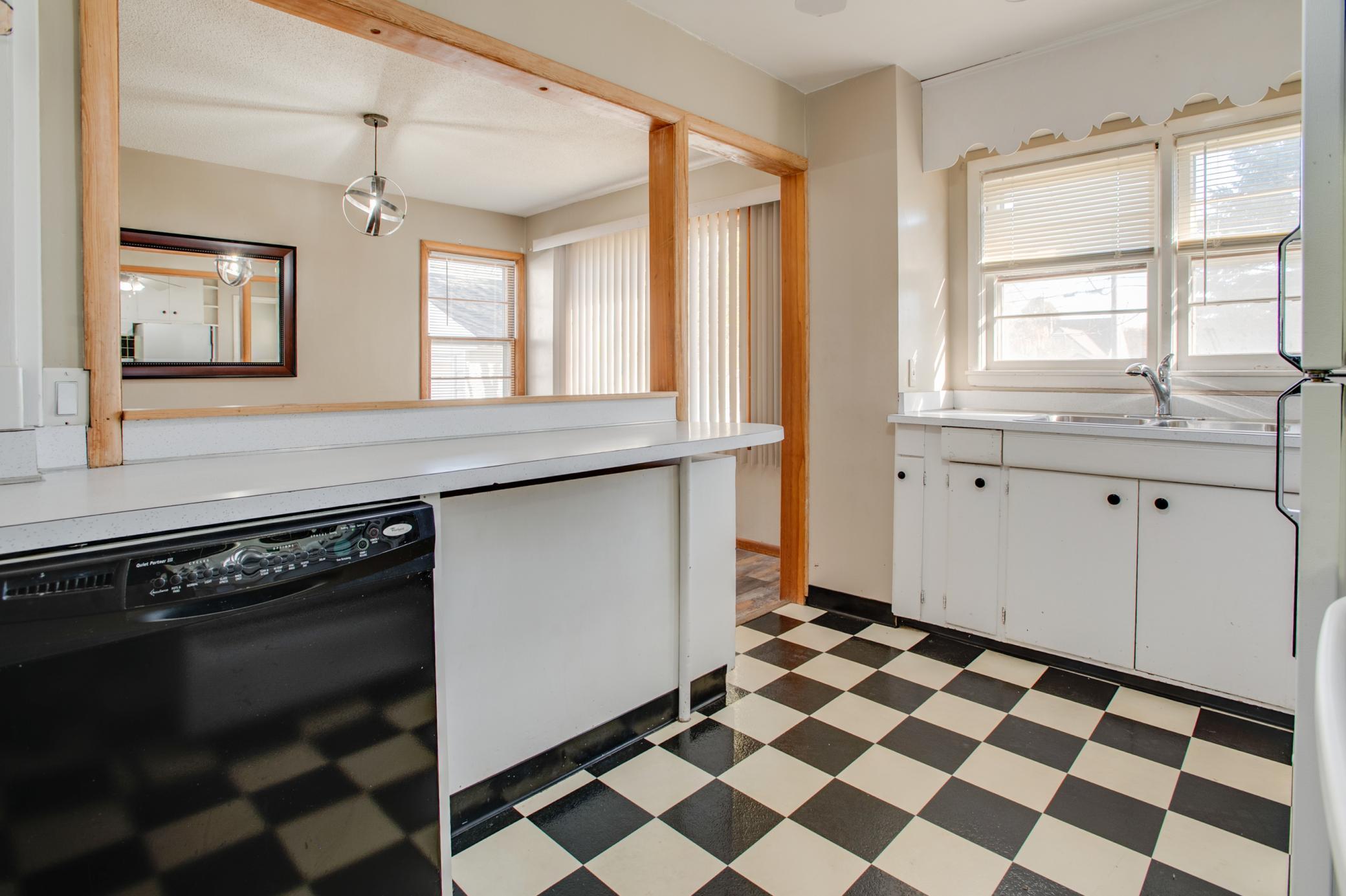 1952 single family home for sale at 614 16th Street N in Moorhead, MN — 3 bed, 2 bath (photo 18 of 47)