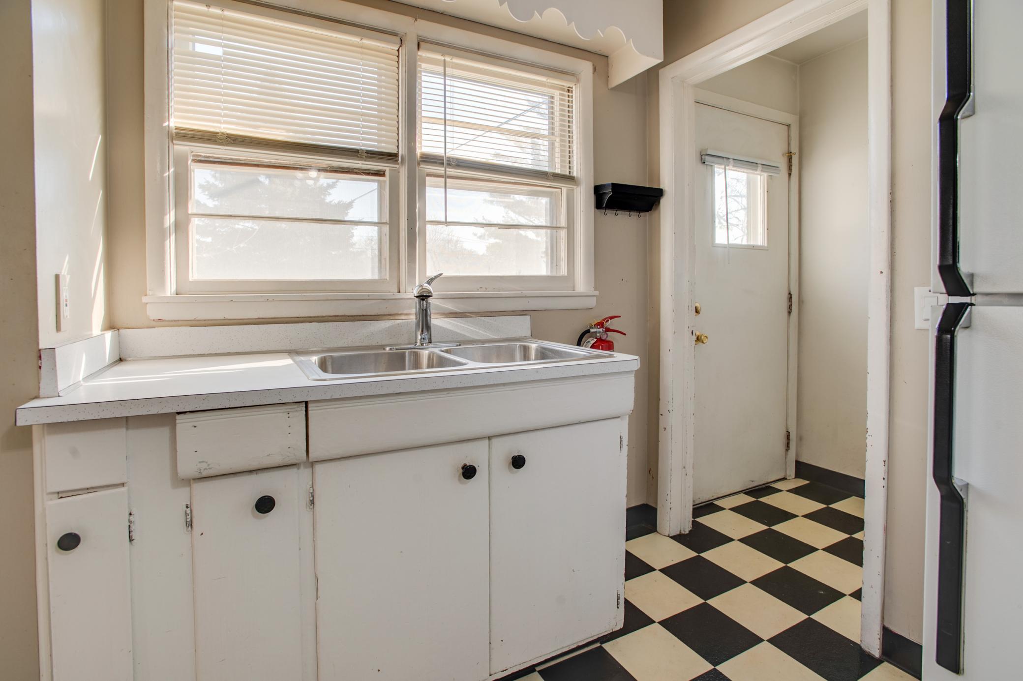 1952 single family home for sale at 614 16th Street N in Moorhead, MN — 3 bed, 2 bath (photo 19 of 47)