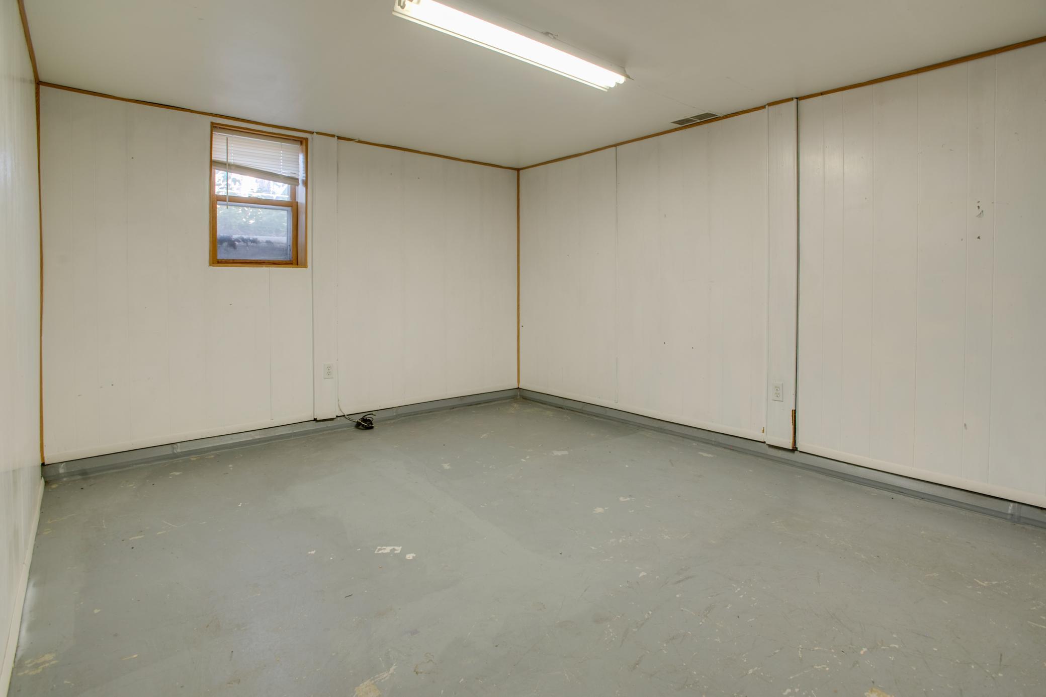 1952 single family home for sale at 614 16th Street N in Moorhead, MN — 3 bed, 2 bath (photo 30 of 47)