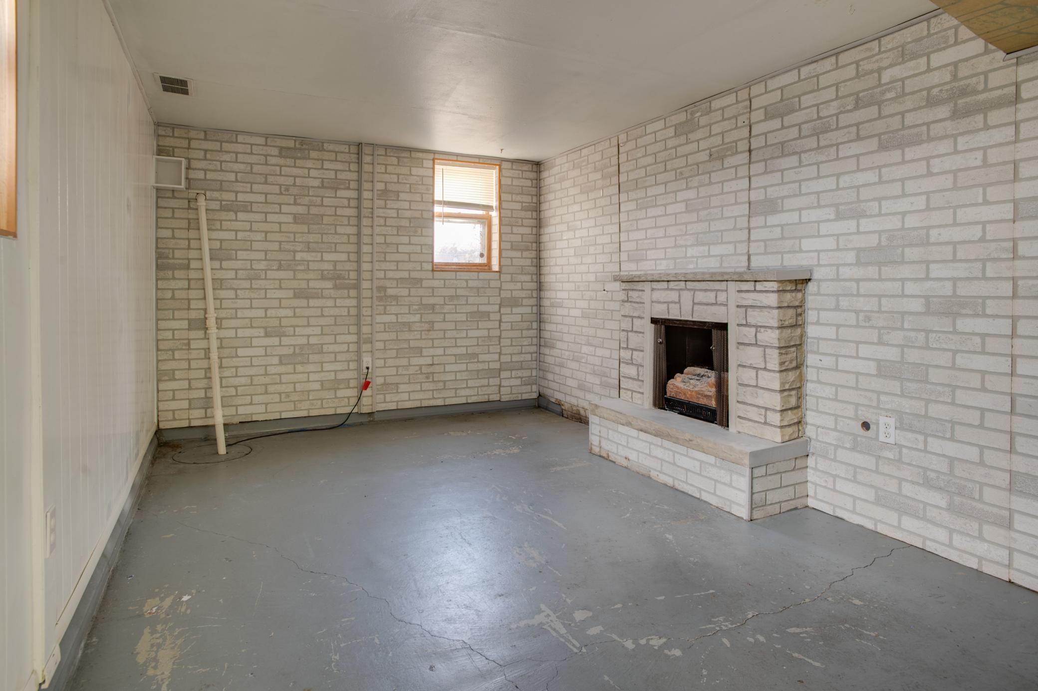 1952 single family home for sale at 614 16th Street N in Moorhead, MN — 3 bed, 2 bath (photo 32 of 47)