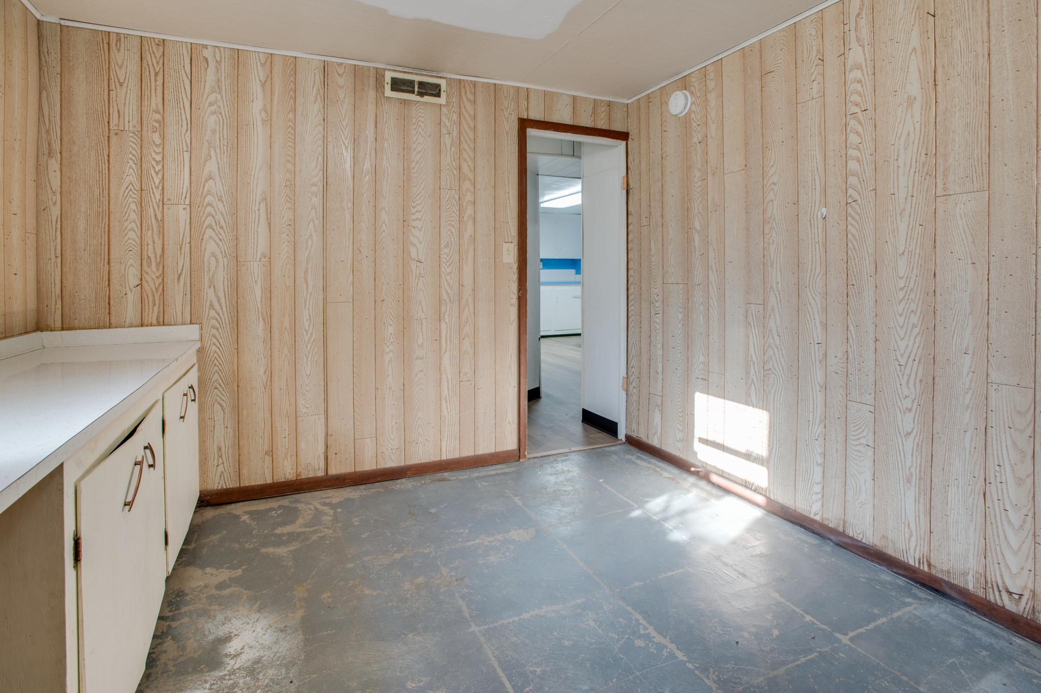 1952 single family home for sale at 614 16th Street N in Moorhead, MN — 3 bed, 2 bath (photo 37 of 47)