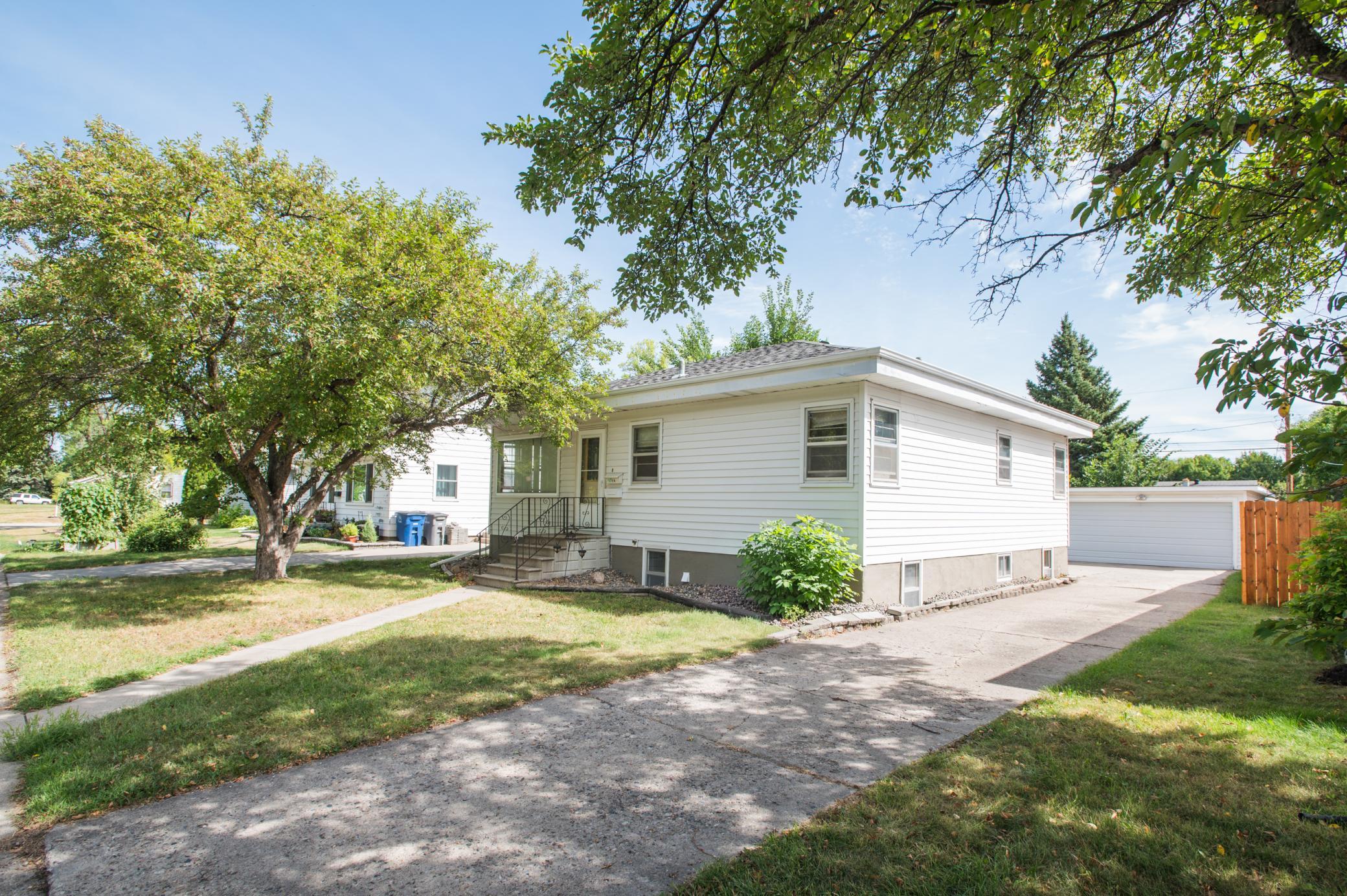 1952 single family home for sale at 614 16th Street N in Moorhead, MN — 3 bed, 2 bath (photo 5 of 47)