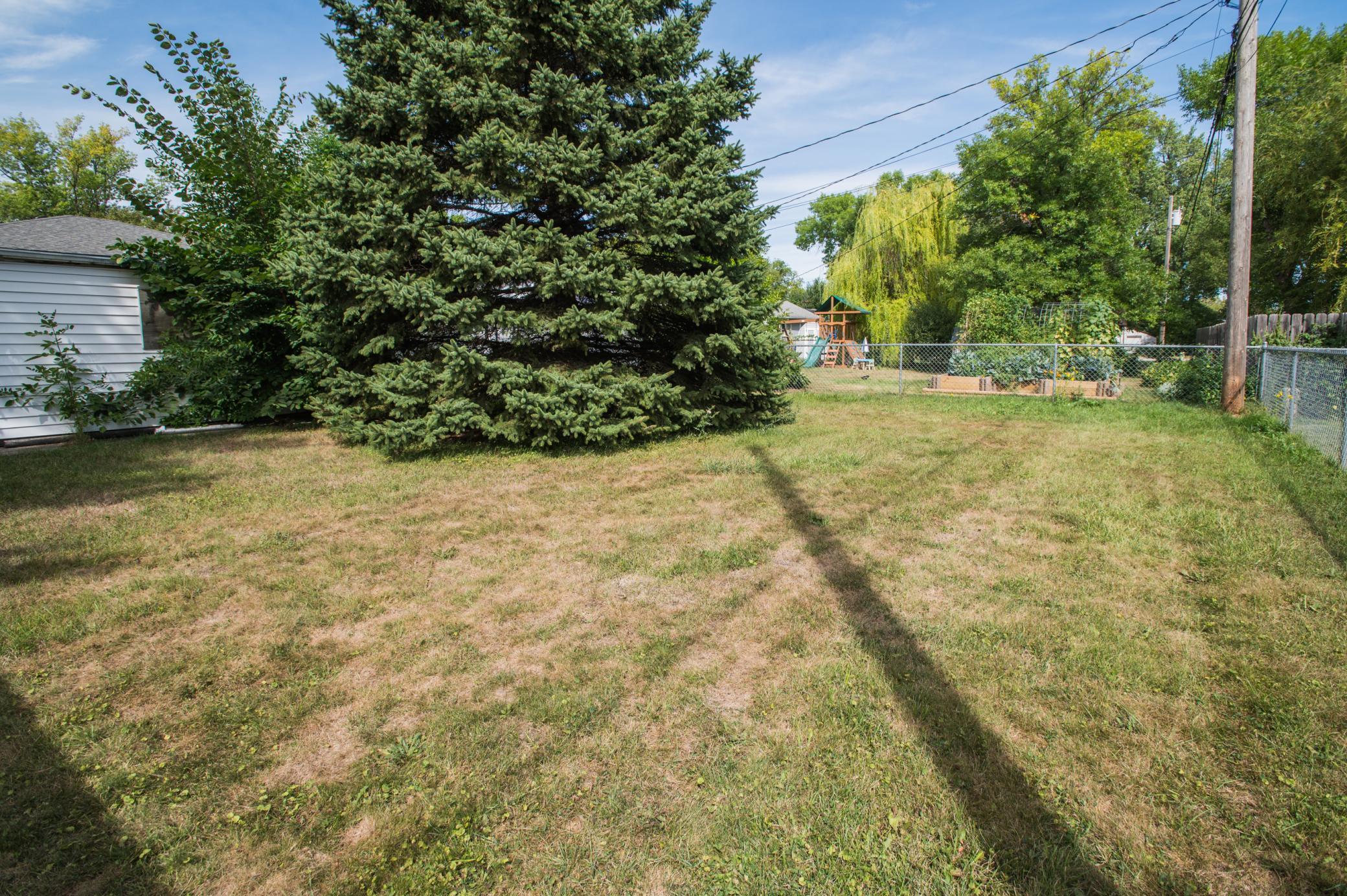 1952 single family home for sale at 614 16th Street N in Moorhead, MN — 3 bed, 2 bath (photo 45 of 47)