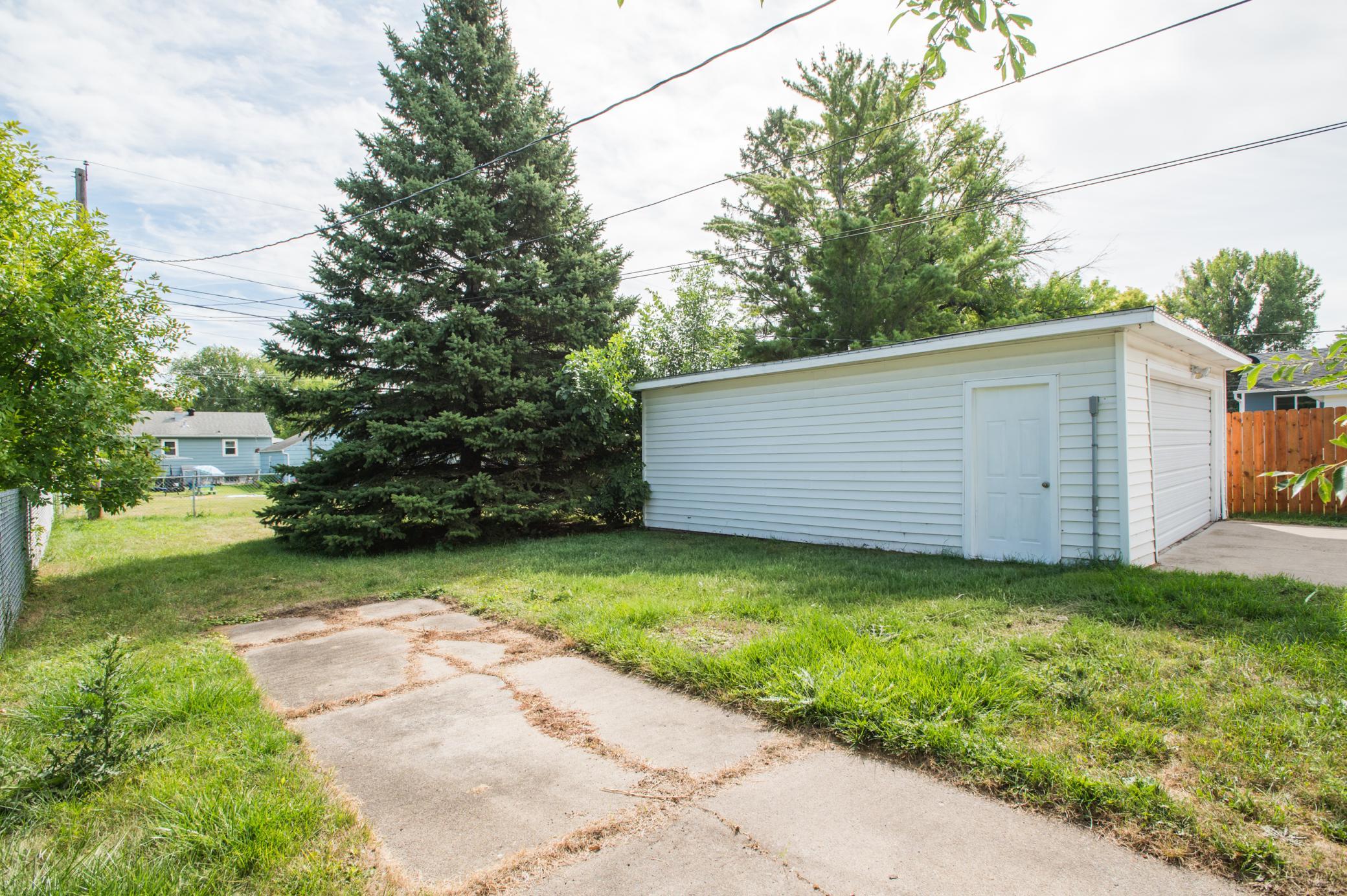 1952 single family home for sale at 614 16th Street N in Moorhead, MN — 3 bed, 2 bath (photo 46 of 47)