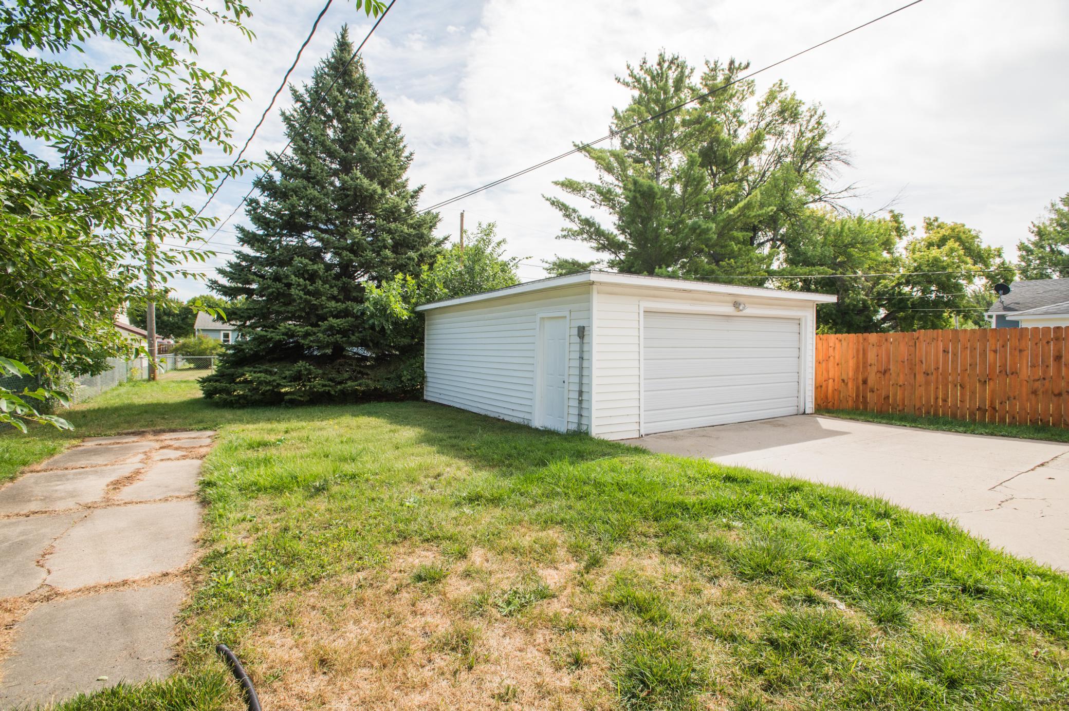 1952 single family home for sale at 614 16th Street N in Moorhead, MN — 3 bed, 2 bath (photo 47 of 47)