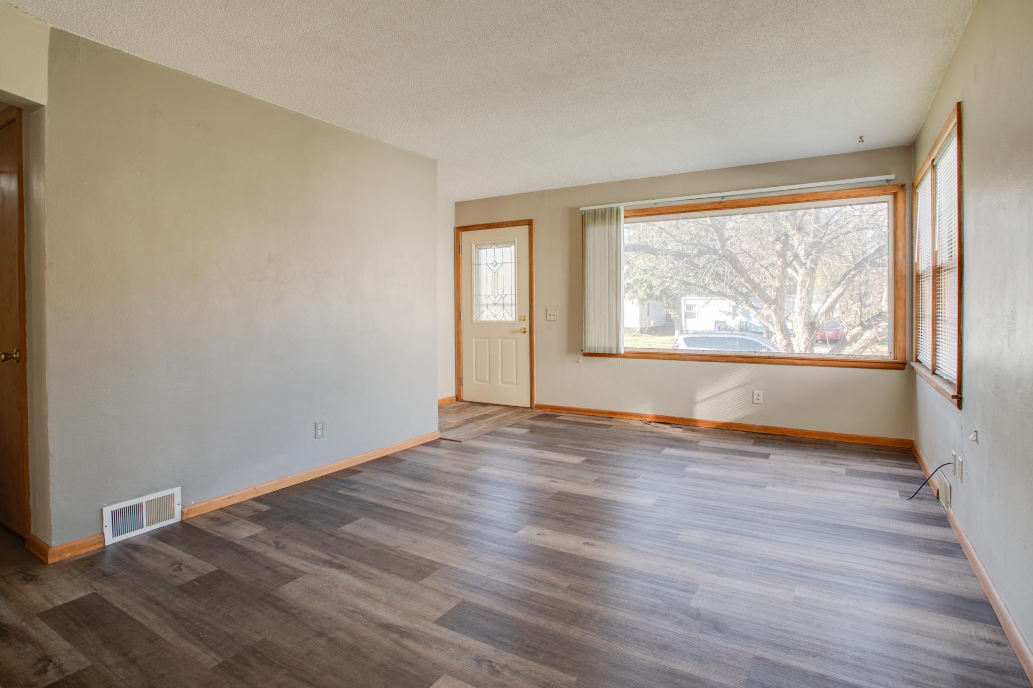 1952 single family home for sale at 614 16th Street N in Moorhead, MN — 3 bed, 2 bath (photo 7 of 47)